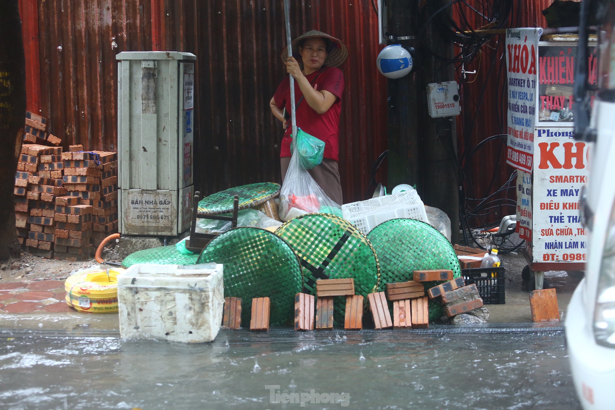 Bị mưa lớn 'đánh úp' giữa trưa, nhiều tuyến phố Hà Nội ngập sâu đến chiều - Ảnh 11.