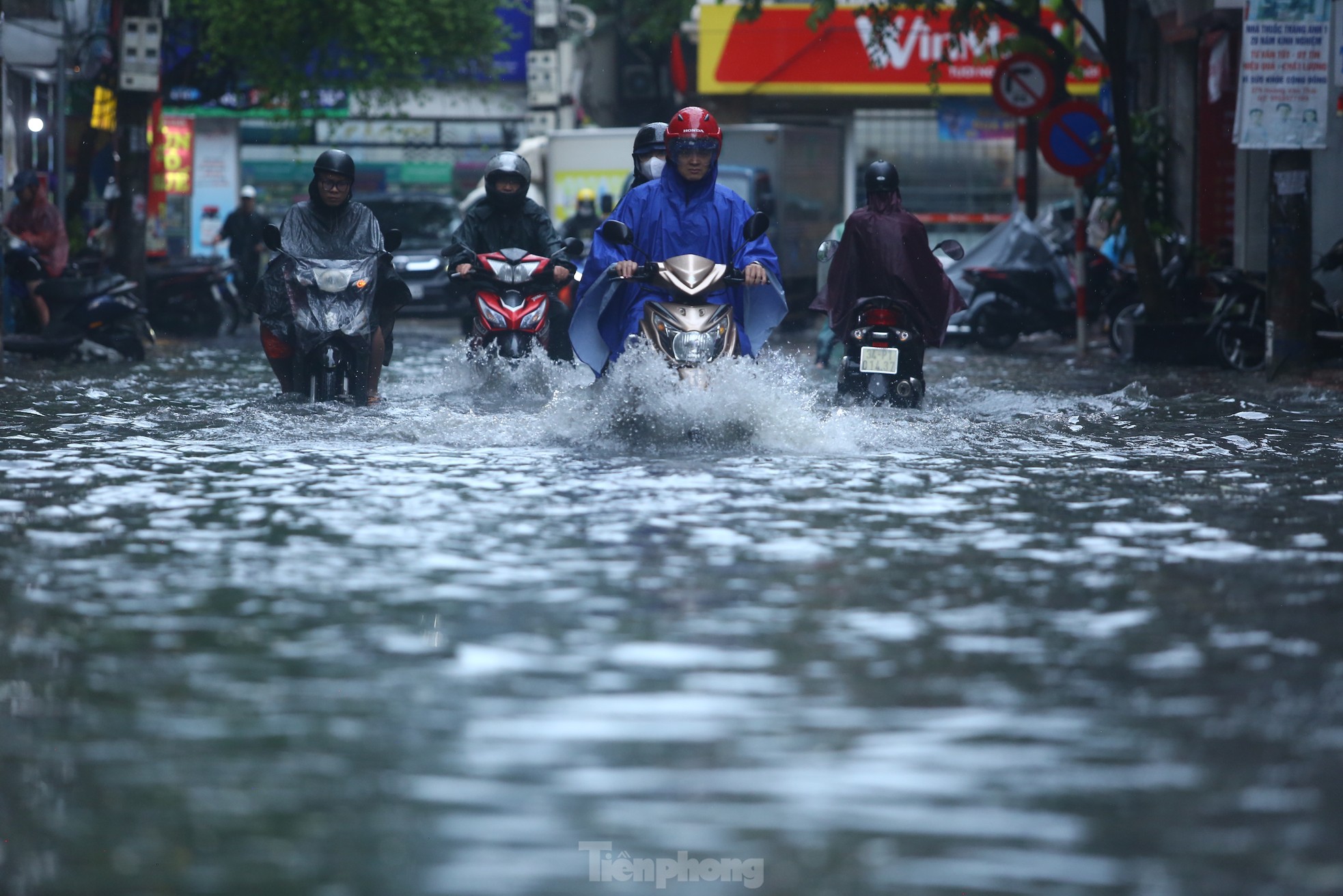 Bị mưa lớn 'đánh úp' giữa trưa, nhiều tuyến phố Hà Nội ngập sâu đến chiều - Ảnh 13.
