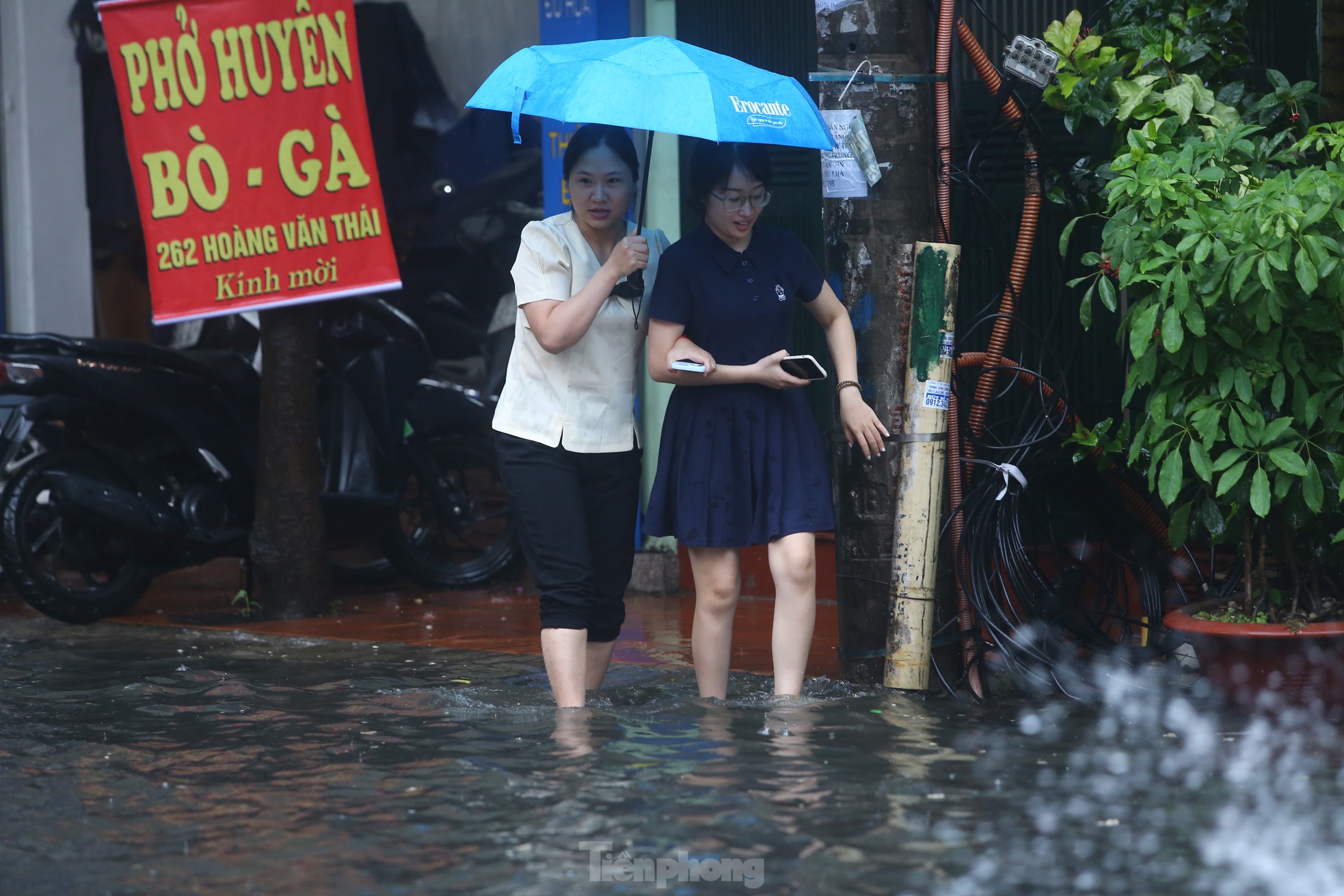 Bị mưa lớn 'đánh úp' giữa trưa, nhiều tuyến phố Hà Nội ngập sâu đến chiều - Ảnh 14.