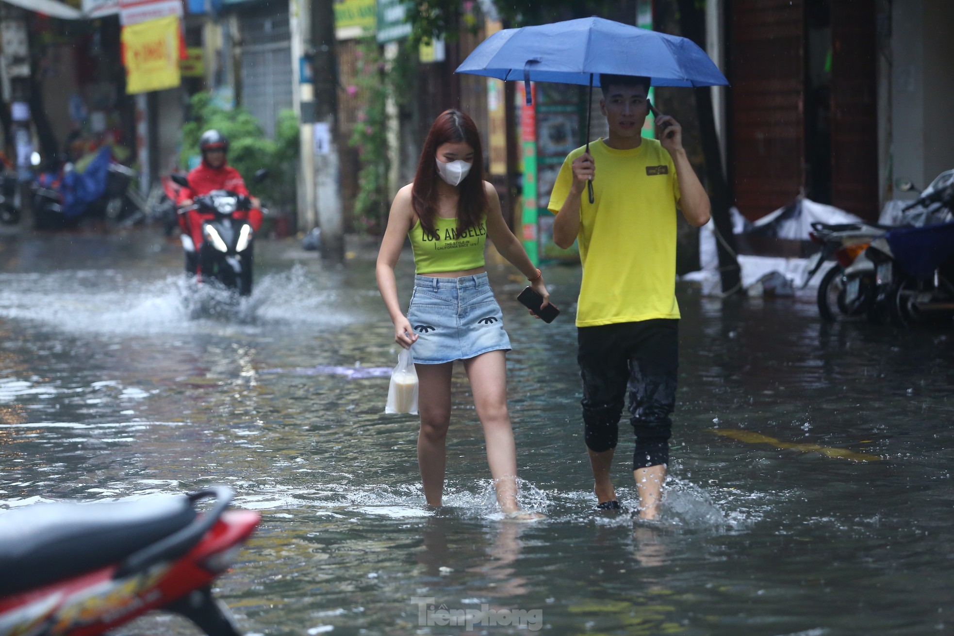 Bị mưa lớn 'đánh úp' giữa trưa, nhiều tuyến phố Hà Nội ngập sâu đến chiều - Ảnh 15.