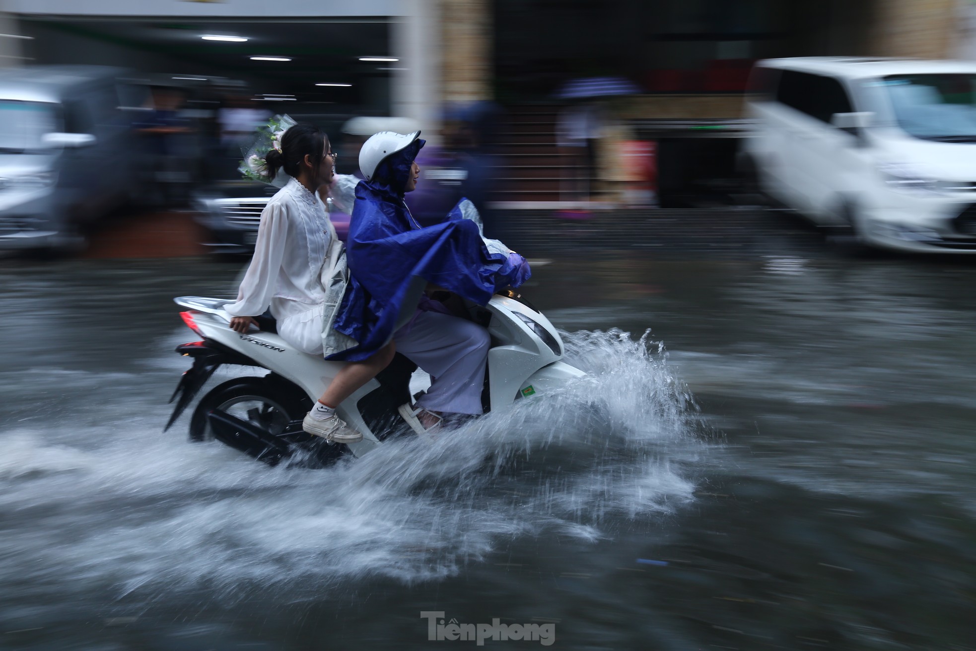 Bị mưa lớn 'đánh úp' giữa trưa, nhiều tuyến phố Hà Nội ngập sâu đến chiều - Ảnh 16.