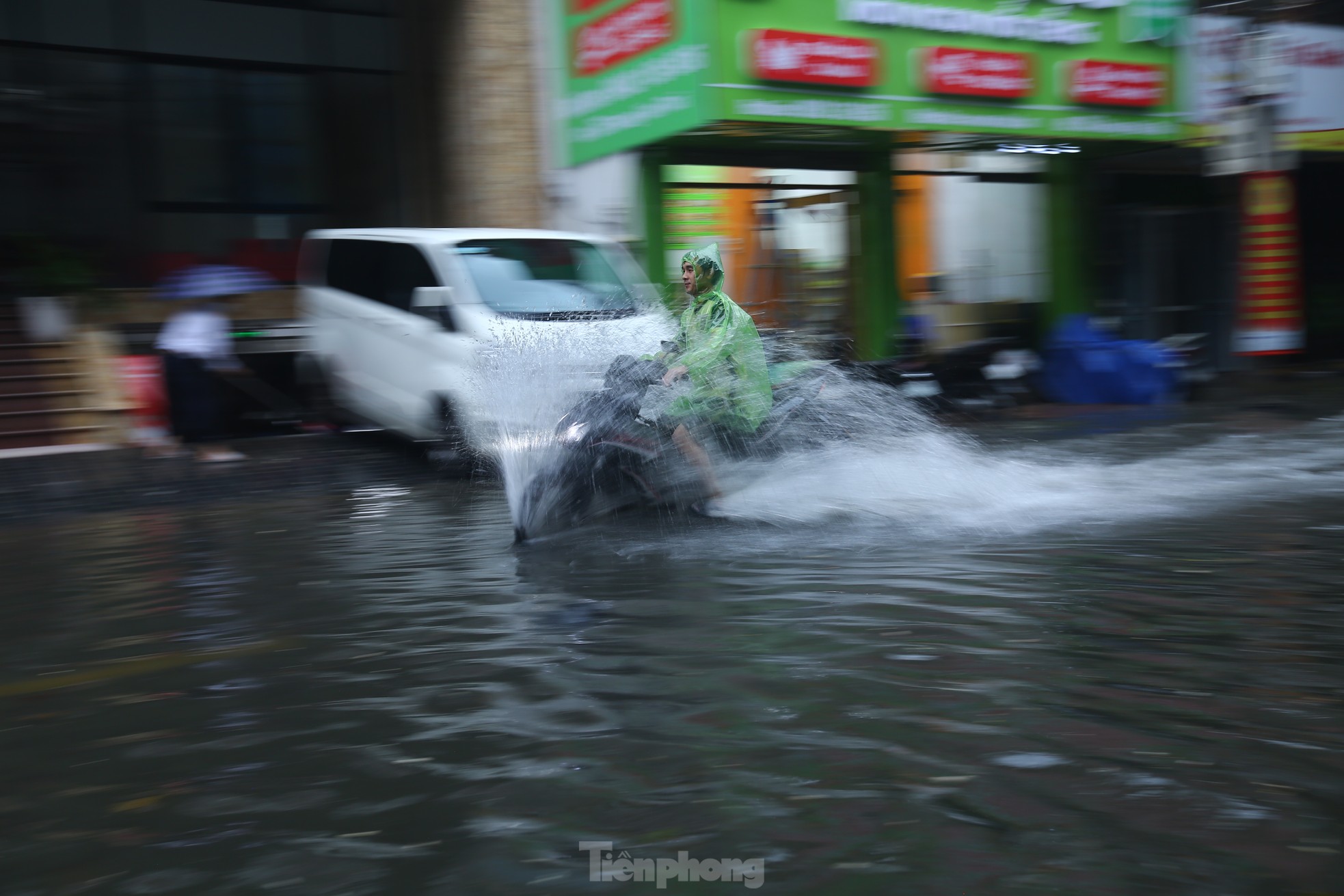 Bị mưa lớn 'đánh úp' giữa trưa, nhiều tuyến phố Hà Nội ngập sâu đến chiều - Ảnh 17.