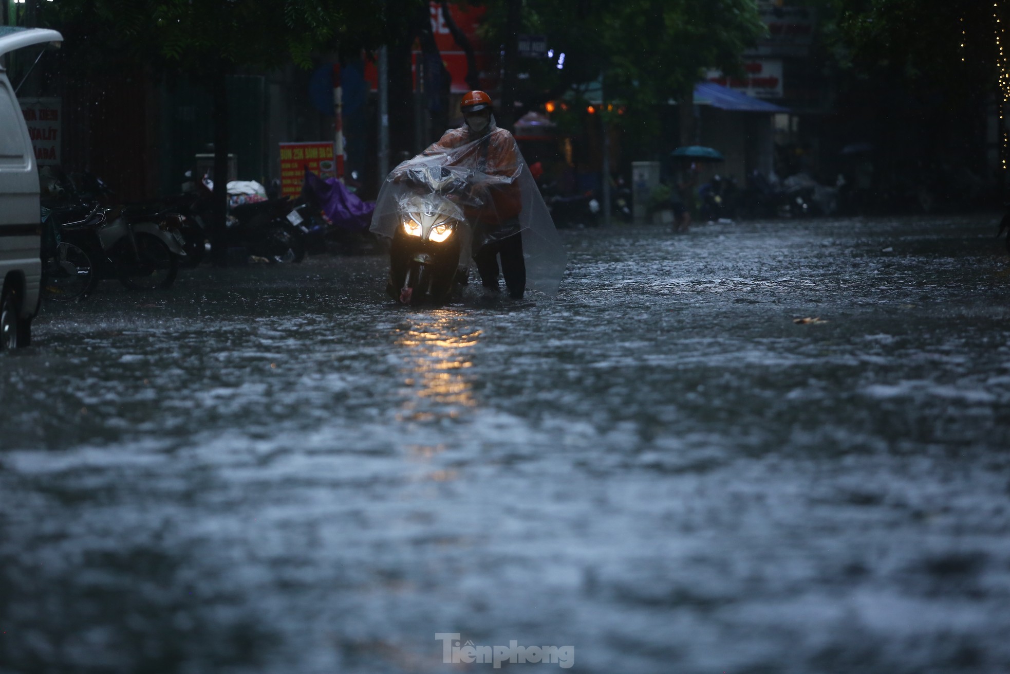 Bị mưa lớn 'đánh úp' giữa trưa, nhiều tuyến phố Hà Nội ngập sâu đến chiều - Ảnh 18.