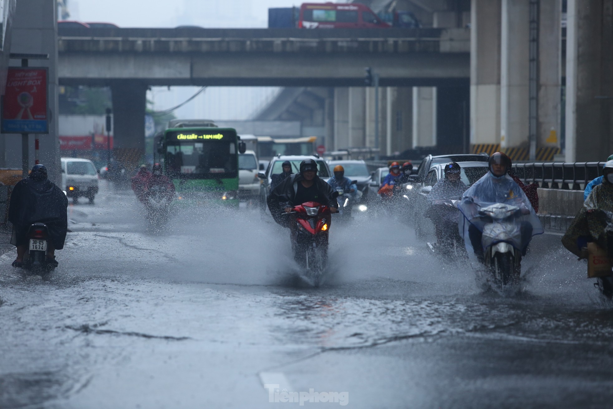 Bị mưa lớn 'đánh úp' giữa trưa, nhiều tuyến phố Hà Nội ngập sâu đến chiều - Ảnh 19.