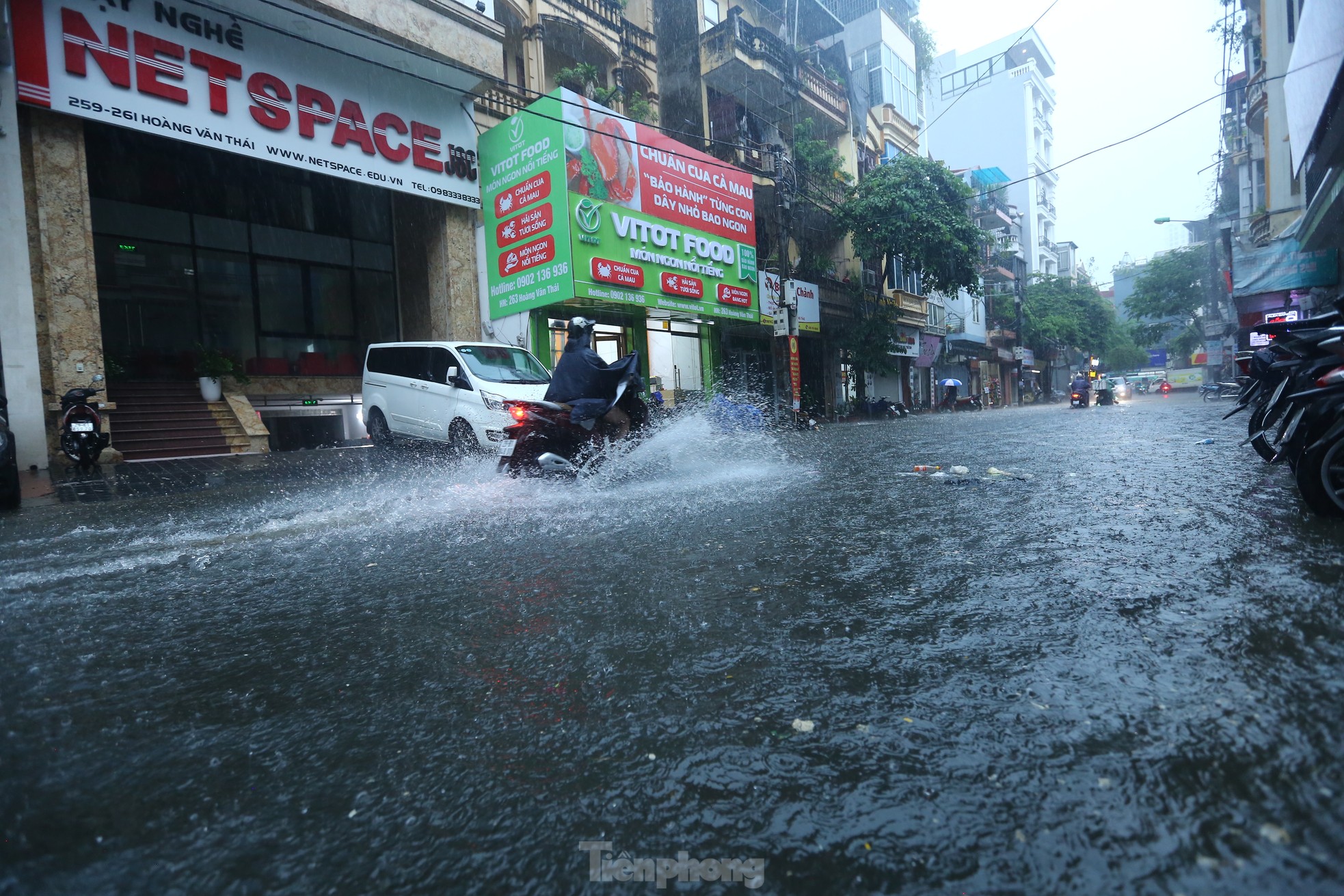 Bị mưa lớn 'đánh úp' giữa trưa, nhiều tuyến phố Hà Nội ngập sâu đến chiều - Ảnh 2.