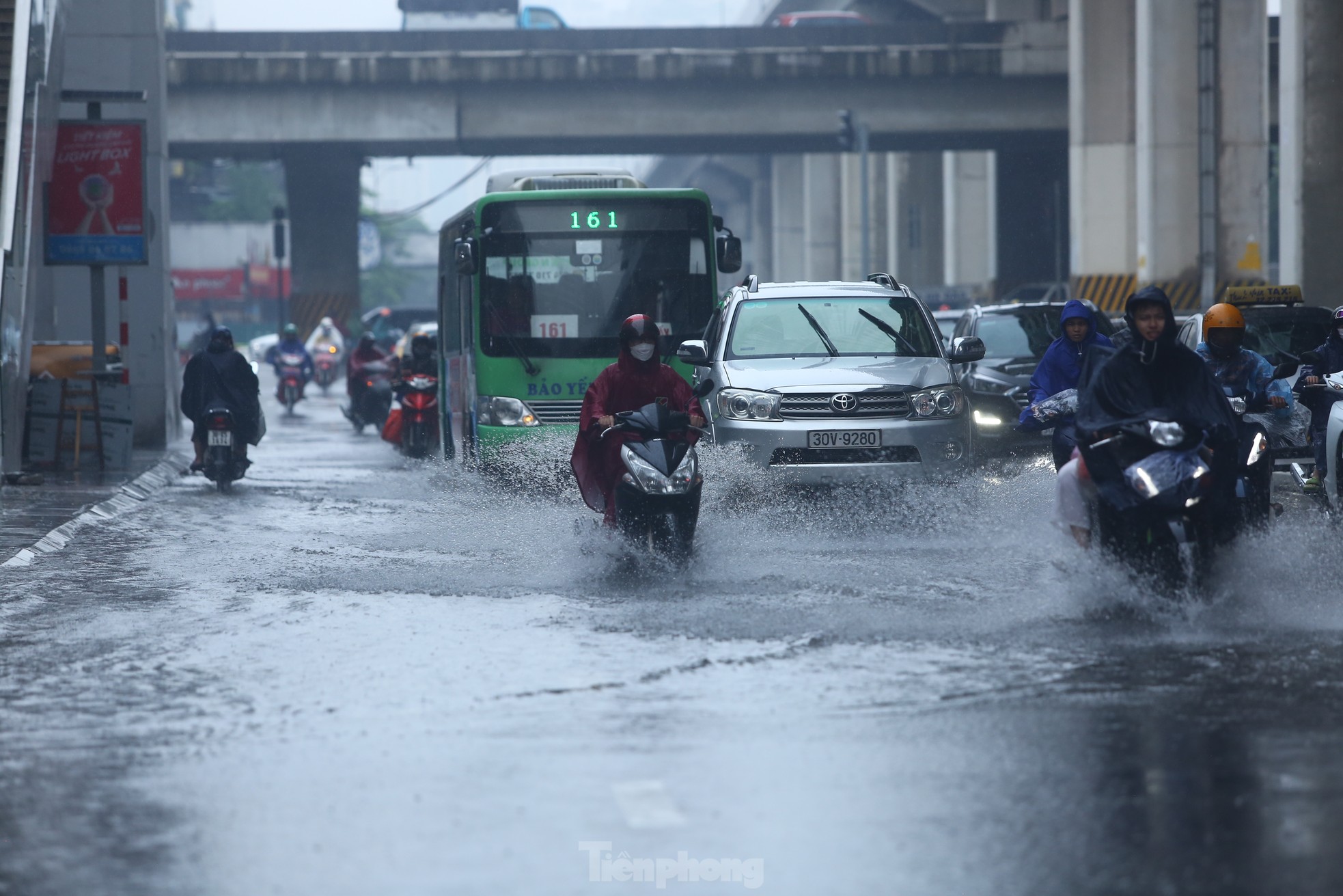 Bị mưa lớn 'đánh úp' giữa trưa, nhiều tuyến phố Hà Nội ngập sâu đến chiều - Ảnh 20.