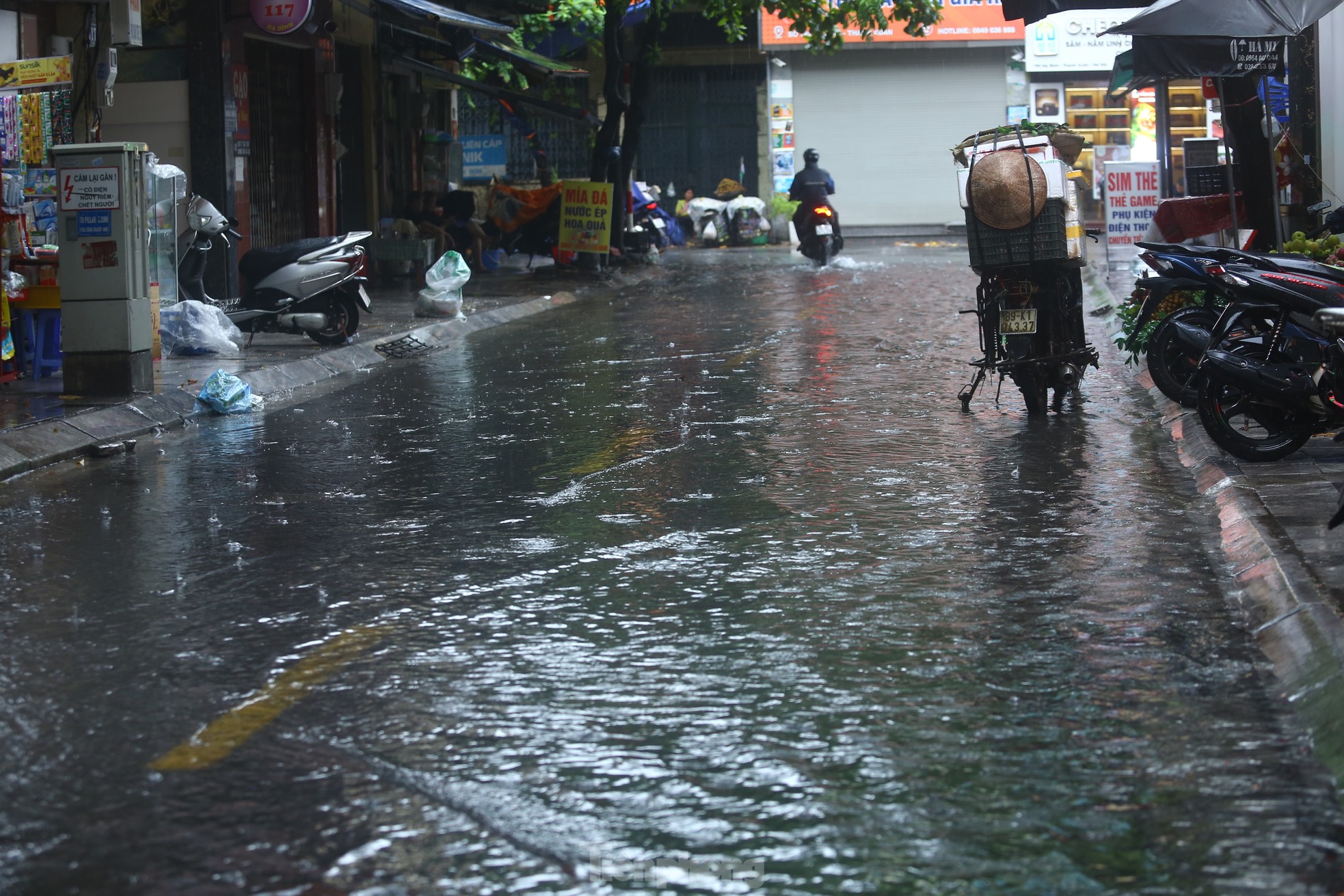 Bị mưa lớn 'đánh úp' giữa trưa, nhiều tuyến phố Hà Nội ngập sâu đến chiều - Ảnh 21.