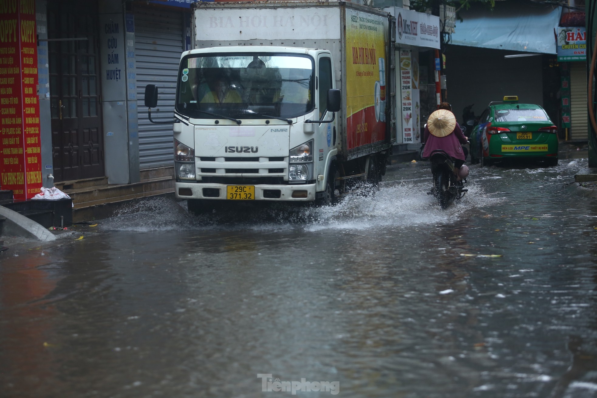 Bị mưa lớn 'đánh úp' giữa trưa, nhiều tuyến phố Hà Nội ngập sâu đến chiều - Ảnh 23.