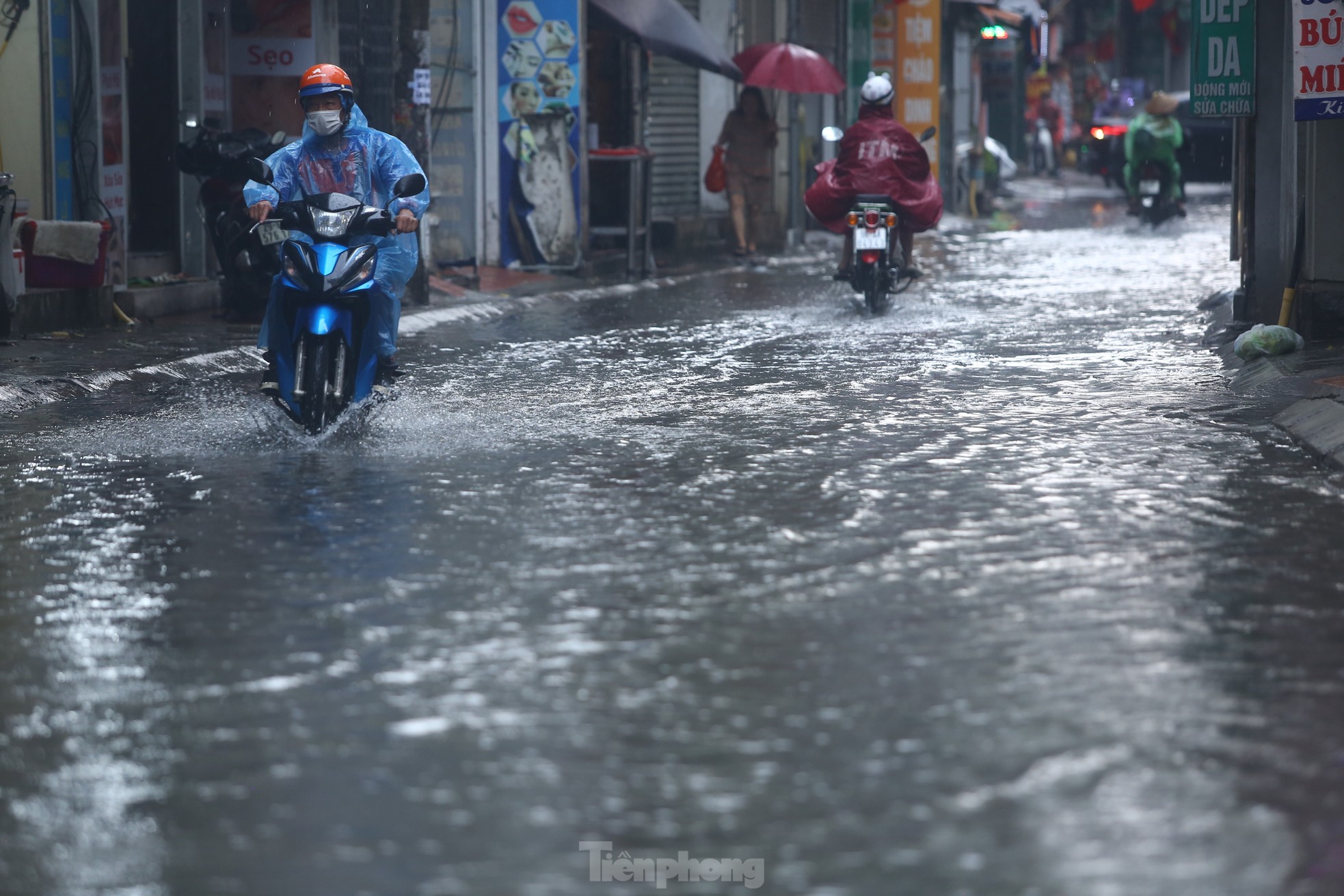 Bị mưa lớn 'đánh úp' giữa trưa, nhiều tuyến phố Hà Nội ngập sâu đến chiều - Ảnh 24.