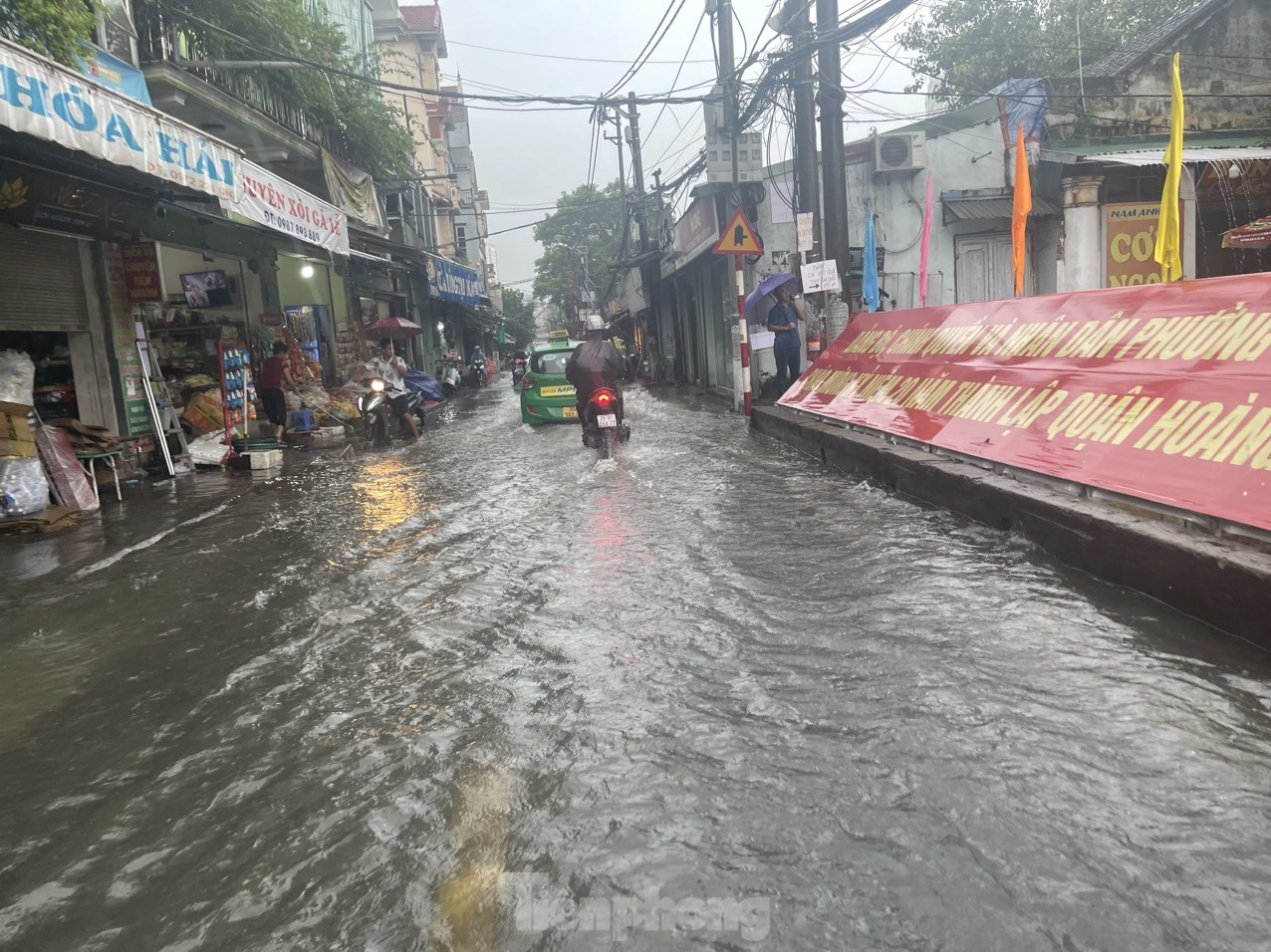 Bị mưa lớn 'đánh úp' giữa trưa, nhiều tuyến phố Hà Nội ngập sâu đến chiều - Ảnh 25.