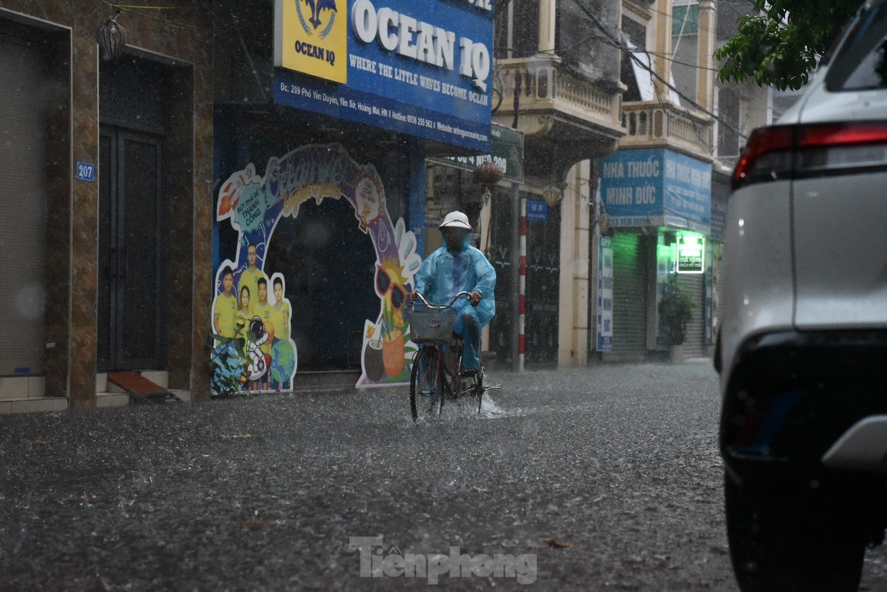 Bị mưa lớn 'đánh úp' giữa trưa, nhiều tuyến phố Hà Nội ngập sâu đến chiều - Ảnh 26.