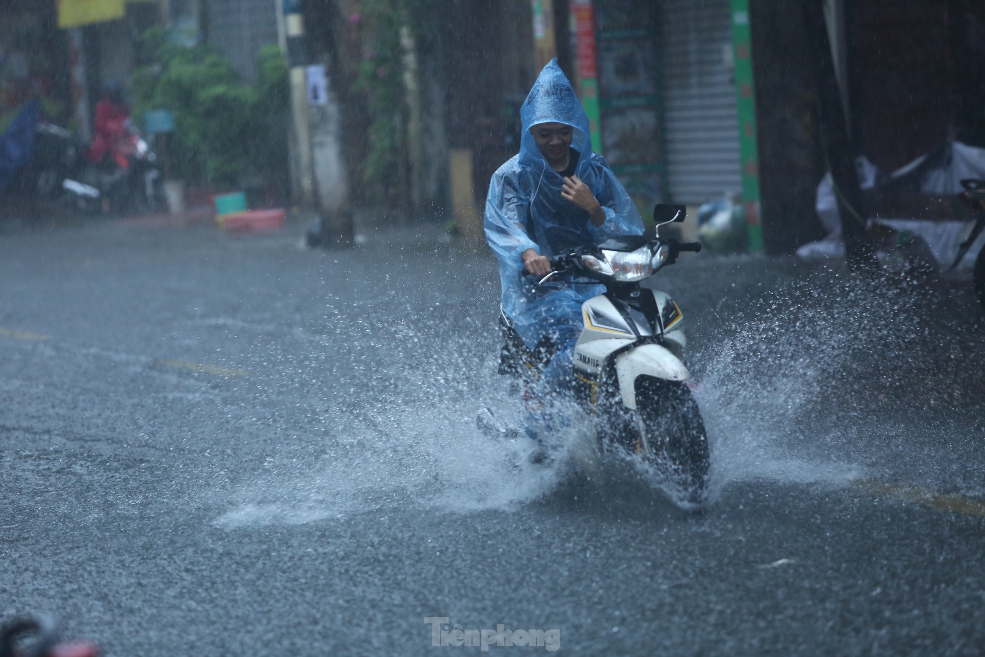 Bị mưa lớn 'đánh úp' giữa trưa, nhiều tuyến phố Hà Nội ngập sâu đến chiều - Ảnh 3.