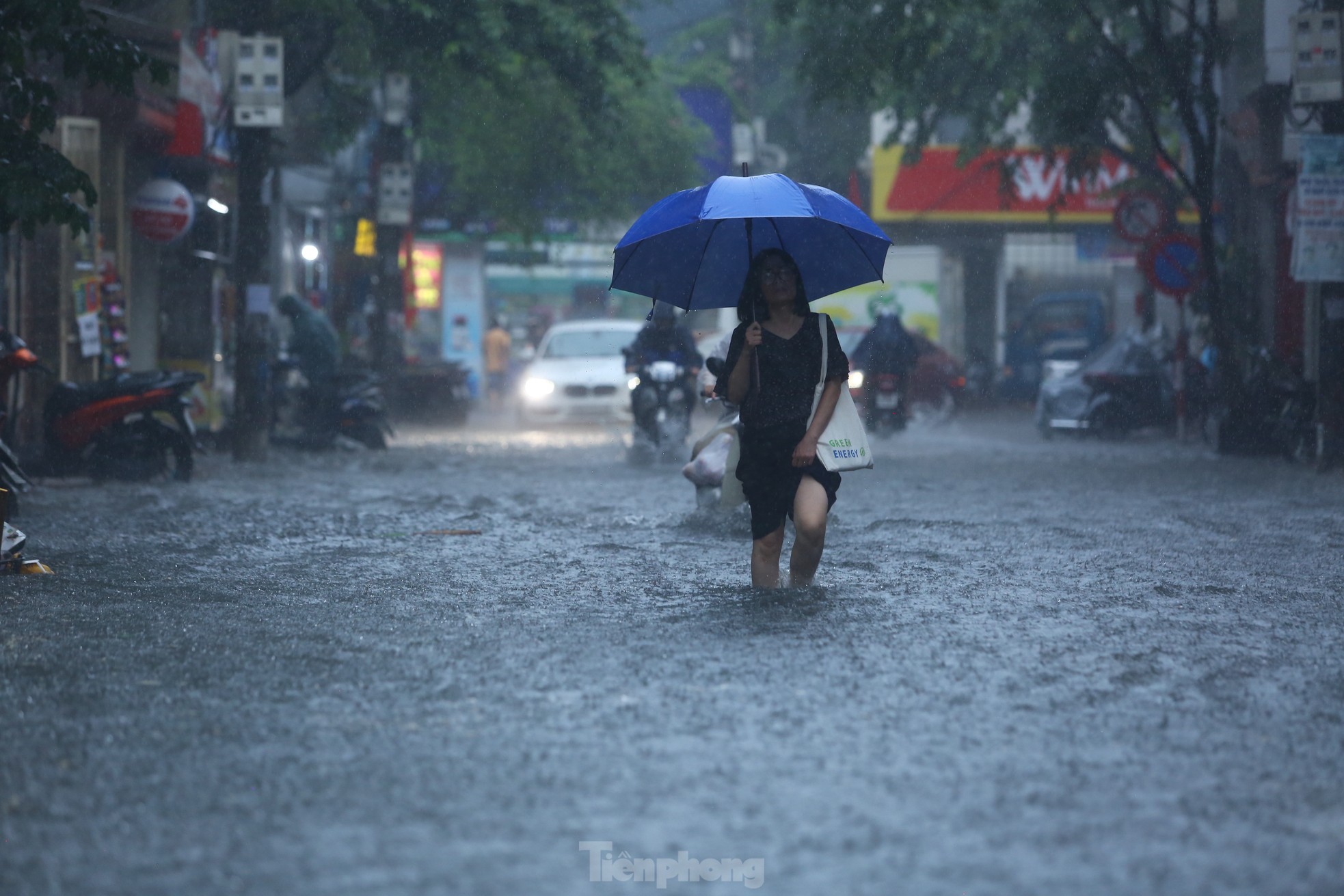 Bị mưa lớn 'đánh úp' giữa trưa, nhiều tuyến phố Hà Nội ngập sâu đến chiều - Ảnh 4.