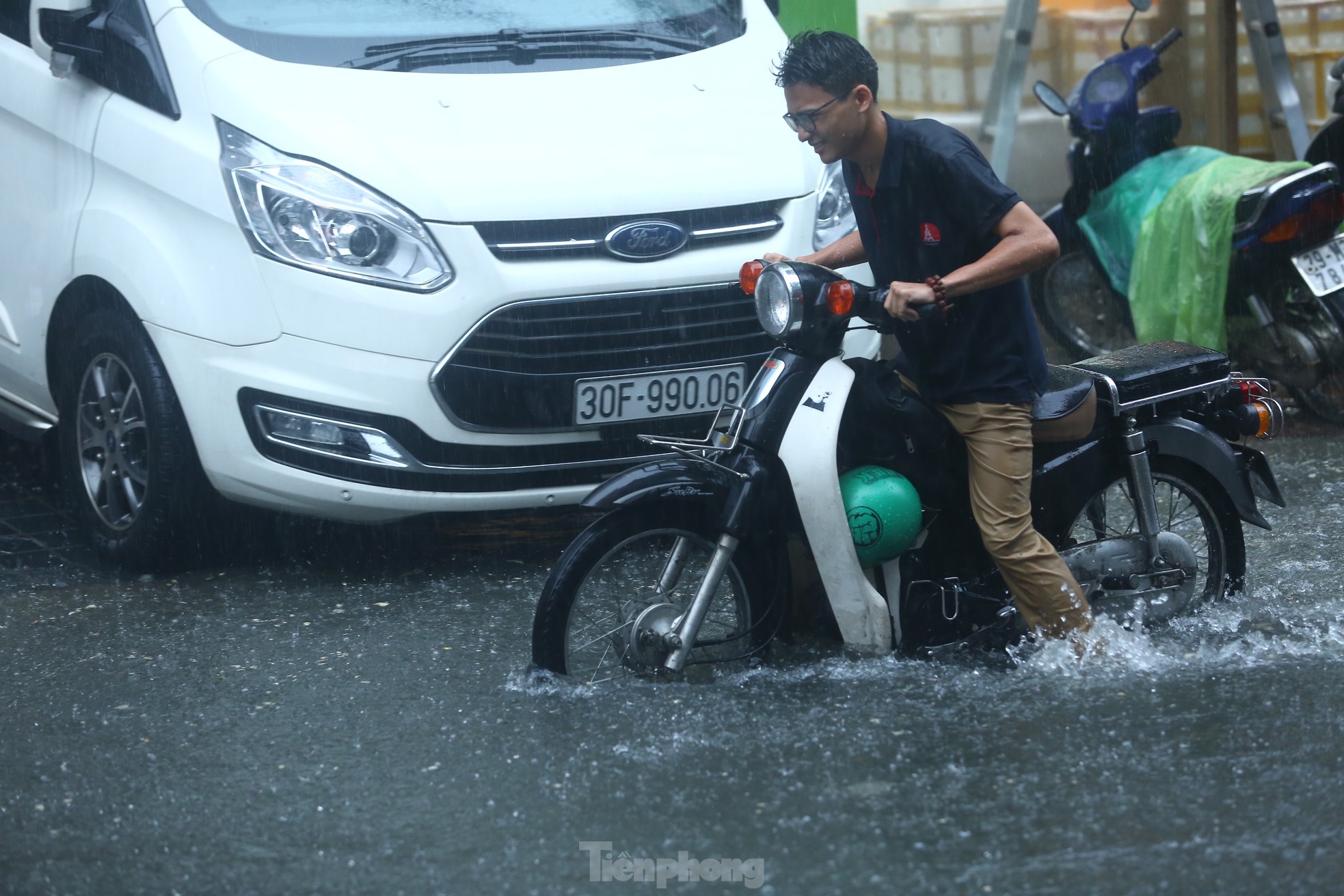 Bị mưa lớn 'đánh úp' giữa trưa, nhiều tuyến phố Hà Nội ngập sâu đến chiều - Ảnh 5.