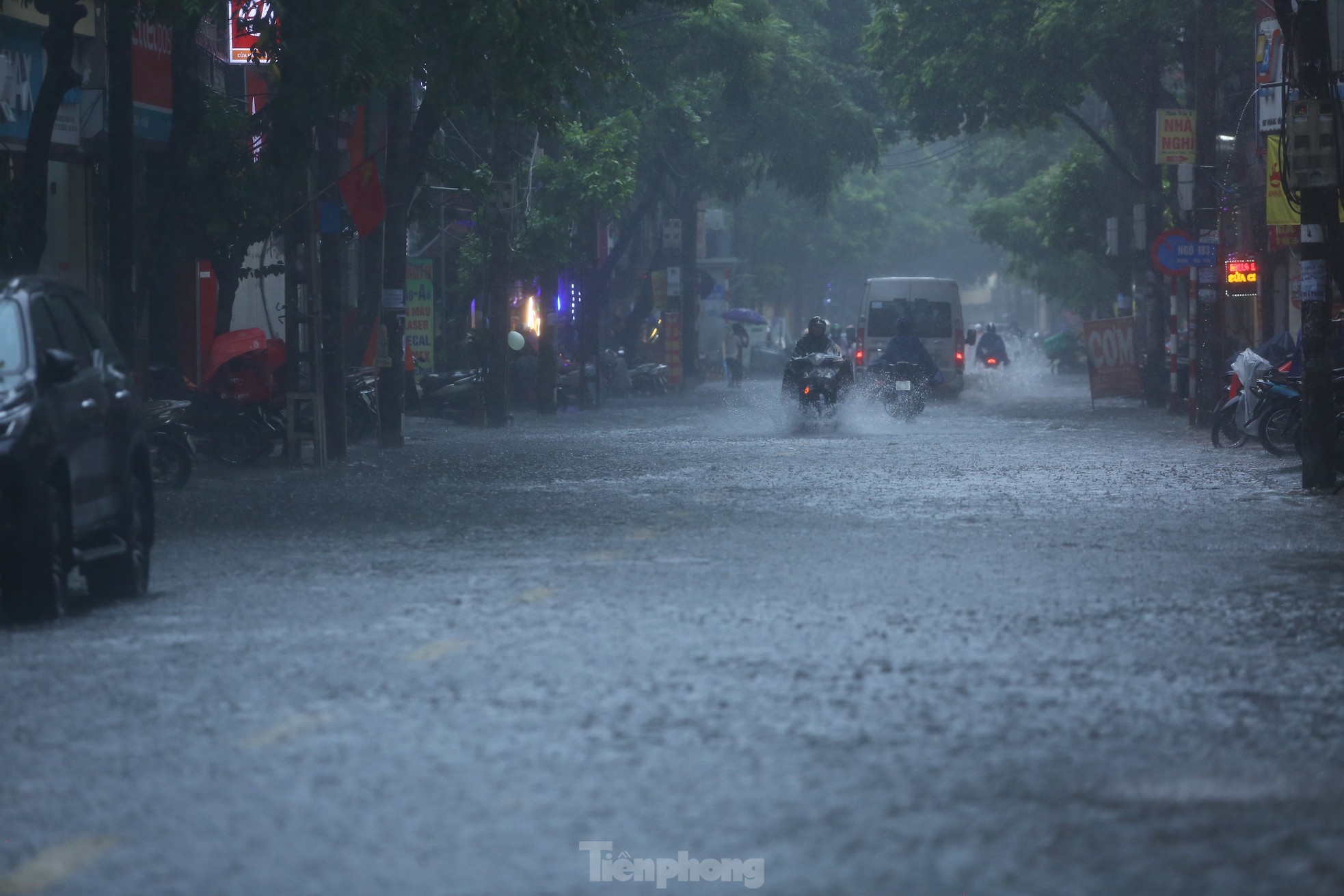 Bị mưa lớn 'đánh úp' giữa trưa, nhiều tuyến phố Hà Nội ngập sâu đến chiều - Ảnh 6.
