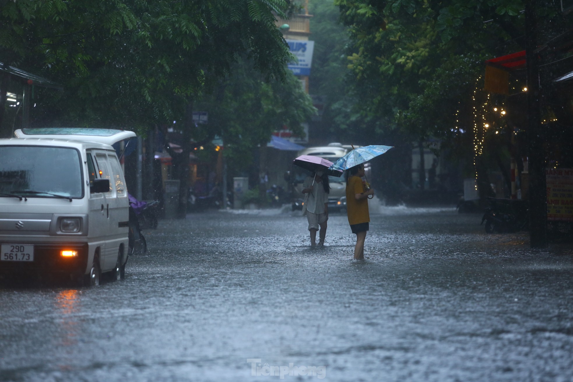 Bị mưa lớn 'đánh úp' giữa trưa, nhiều tuyến phố Hà Nội ngập sâu đến chiều - Ảnh 7.