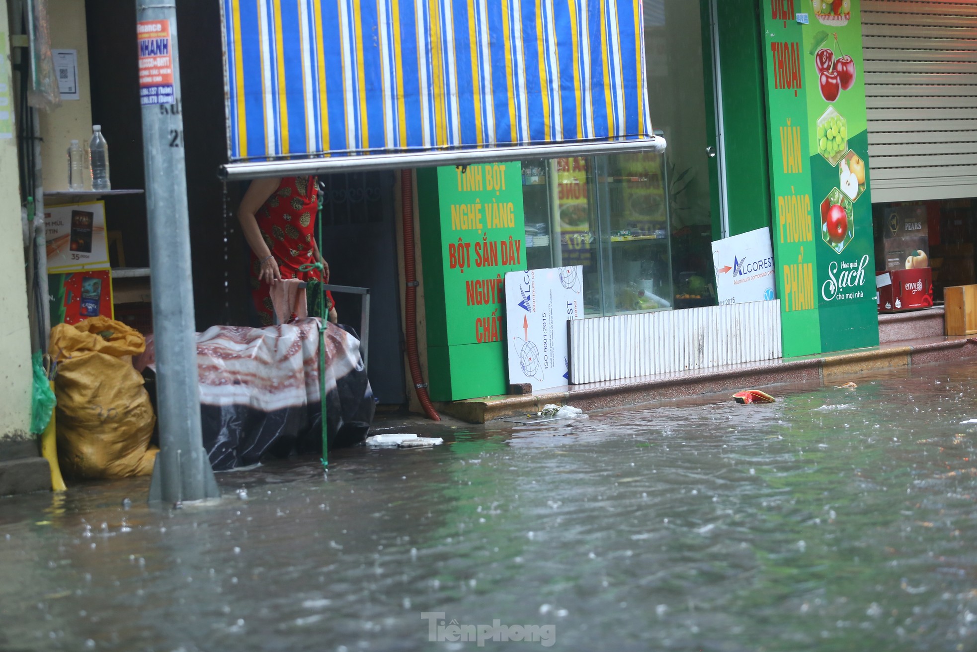 Bị mưa lớn 'đánh úp' giữa trưa, nhiều tuyến phố Hà Nội ngập sâu đến chiều - Ảnh 8.