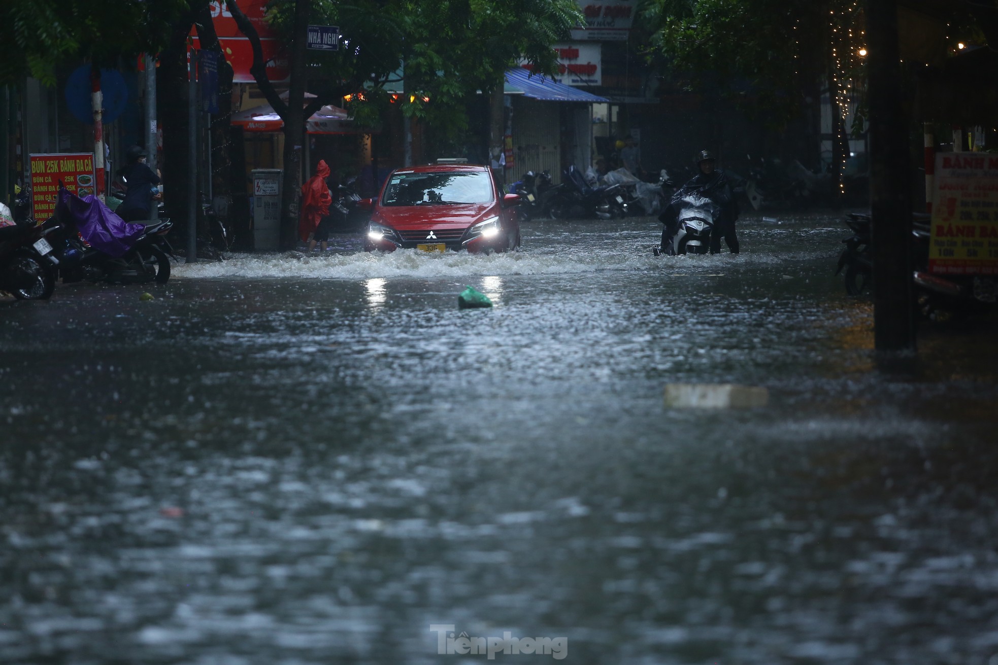 Bị mưa lớn 'đánh úp' giữa trưa, nhiều tuyến phố Hà Nội ngập sâu đến chiều - Ảnh 9.