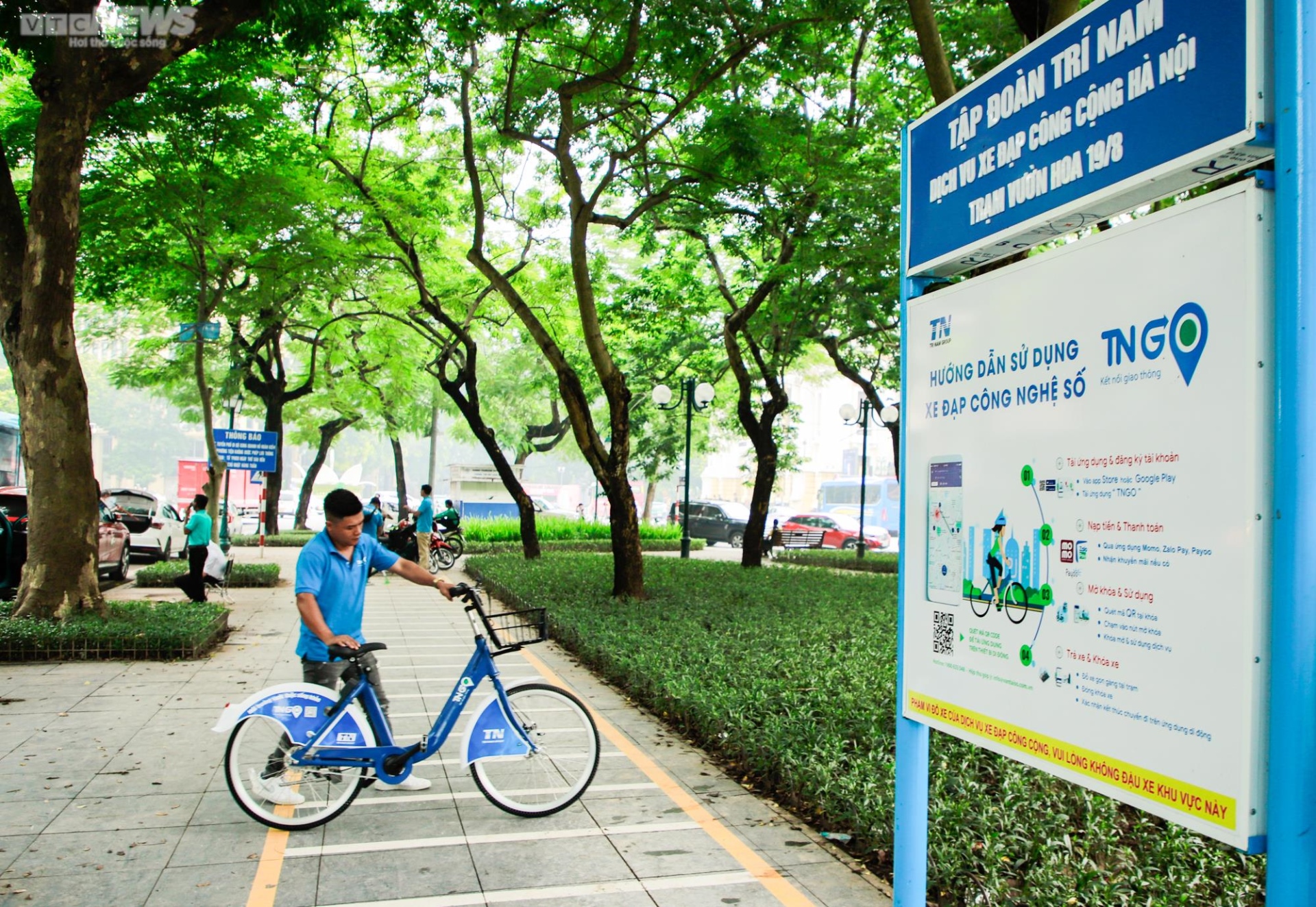 Người dân Thủ đô hào hứng trải nghiệm xe đạp công cộng - Ảnh 1.