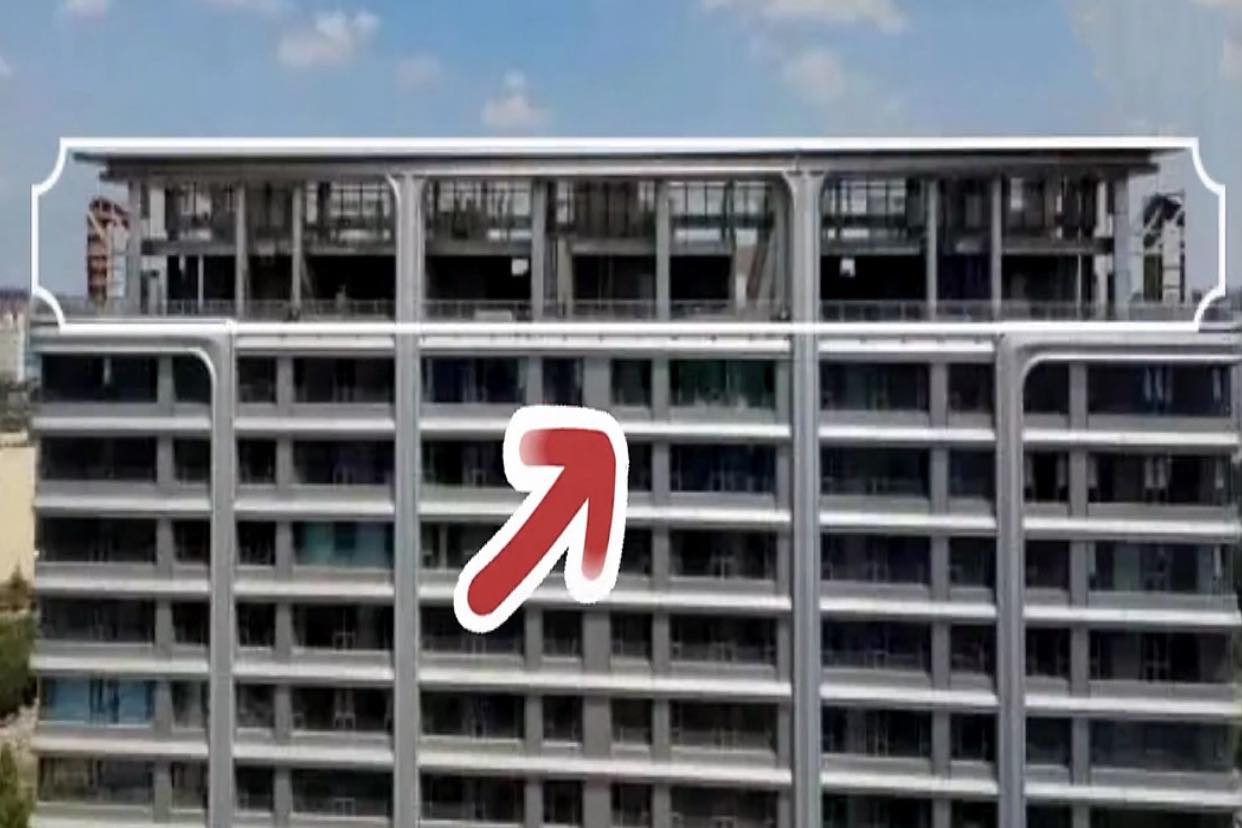 Chủ căn penthouse “chiếm dụng” nóc chung cư 32 tầng để “độ” thêm 2 tầng nhỏ: Cảnh sát vào cuộc điều tra, “nhà mới” buộc phải dỡ bỏ - Ảnh 2.