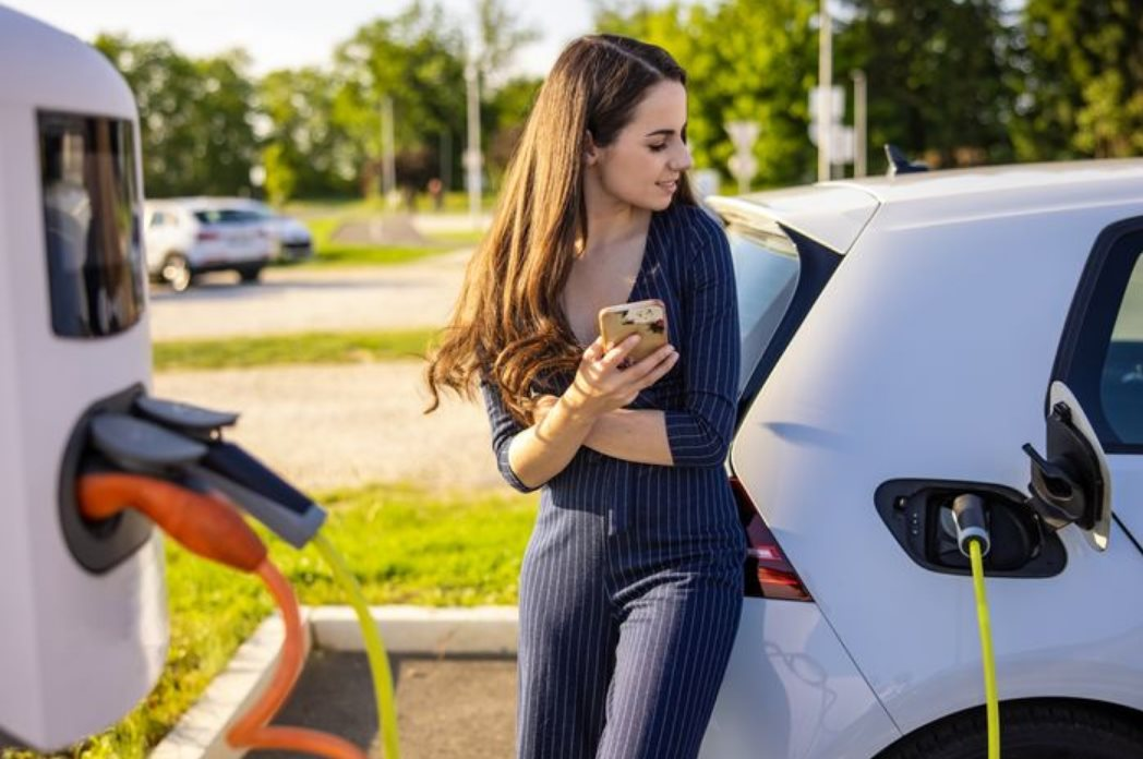 Vinfast lên sàn ở Mỹ, số liệu này có thể phản ánh "vận may" của hãng xe Việt: 20 cổ phiếu xe điện dự kiến tăng ít nhất 38%, trở lại “đường đua” sau một năm ảm đạm - Ảnh 1.