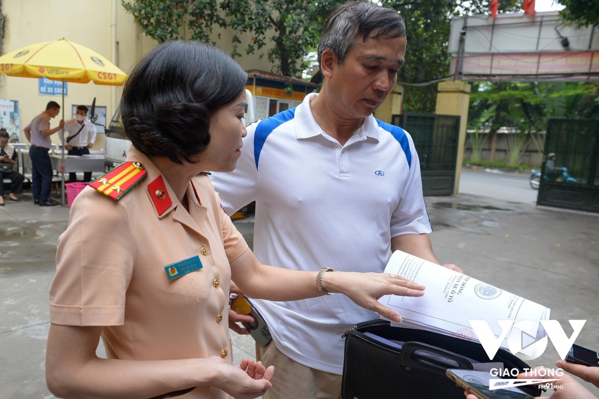 Nhiều người mua xe cũ ngỡ ngàng khi biết phải đăng ký lại - Ảnh 1. Nhiều người mua xe cũ ngỡ ngàng khi biết phải đăng ký lại - Ảnh 1.
