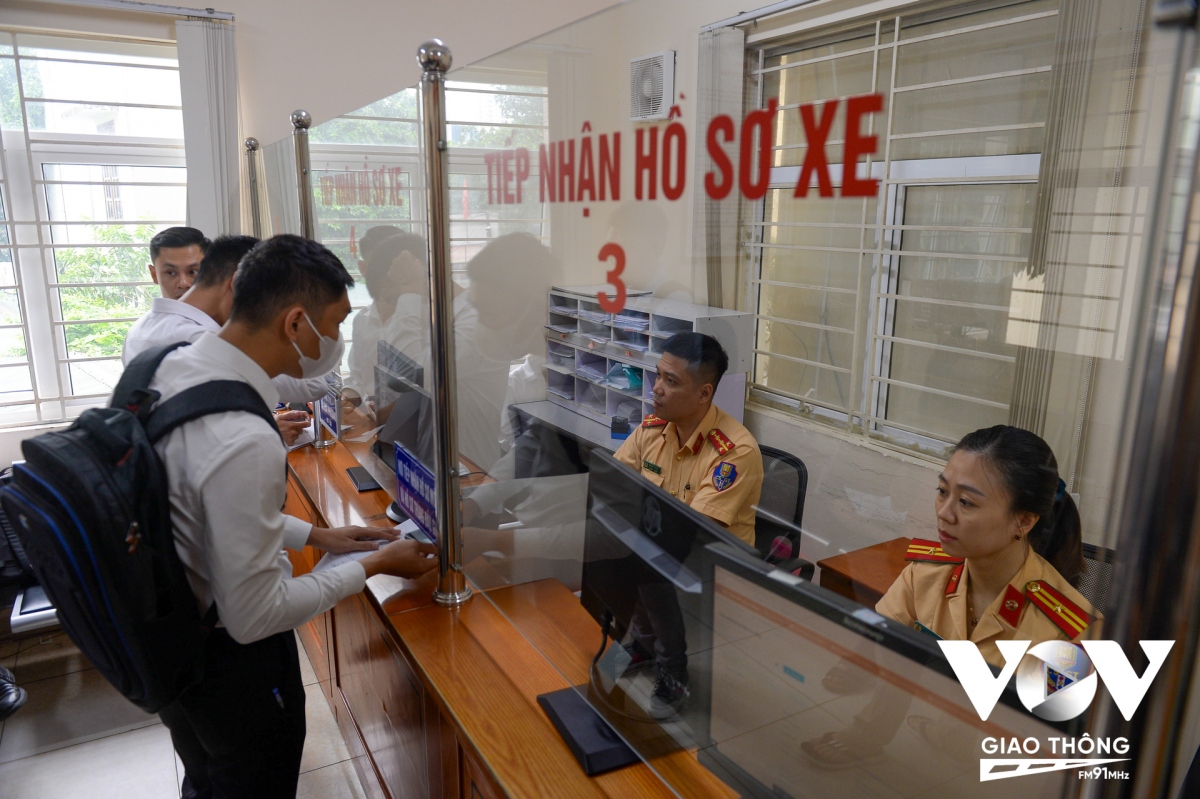 Nhiều người mua xe cũ ngỡ ngàng khi biết phải đăng ký lại - Ảnh 2. Nhiều người mua xe cũ ngỡ ngàng khi biết phải đăng ký lại - Ảnh 2.