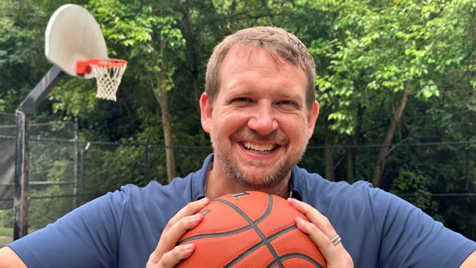 Triệu phú tự thân Mỹ đầu tư hơn 366 bất động sản chia sẻ bí quyết "bứt phá": Làm giàu không khó, cứ học theo người giàu là được - Ảnh 2.