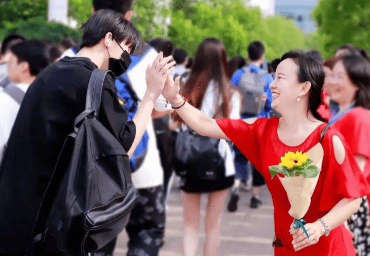 Con trai đỗ ĐH Thanh Hoa, mẹ phấn khởi khoe lên mạng nhưng không ai chúc mừng mà nhận lại cái kết buồn - Ảnh 2. Con trai đỗ ĐH Thanh Hoa, mẹ phấn khởi khoe lên mạng nhưng không ai chúc mừng mà nhận lại cái kết buồn - Ảnh 2.