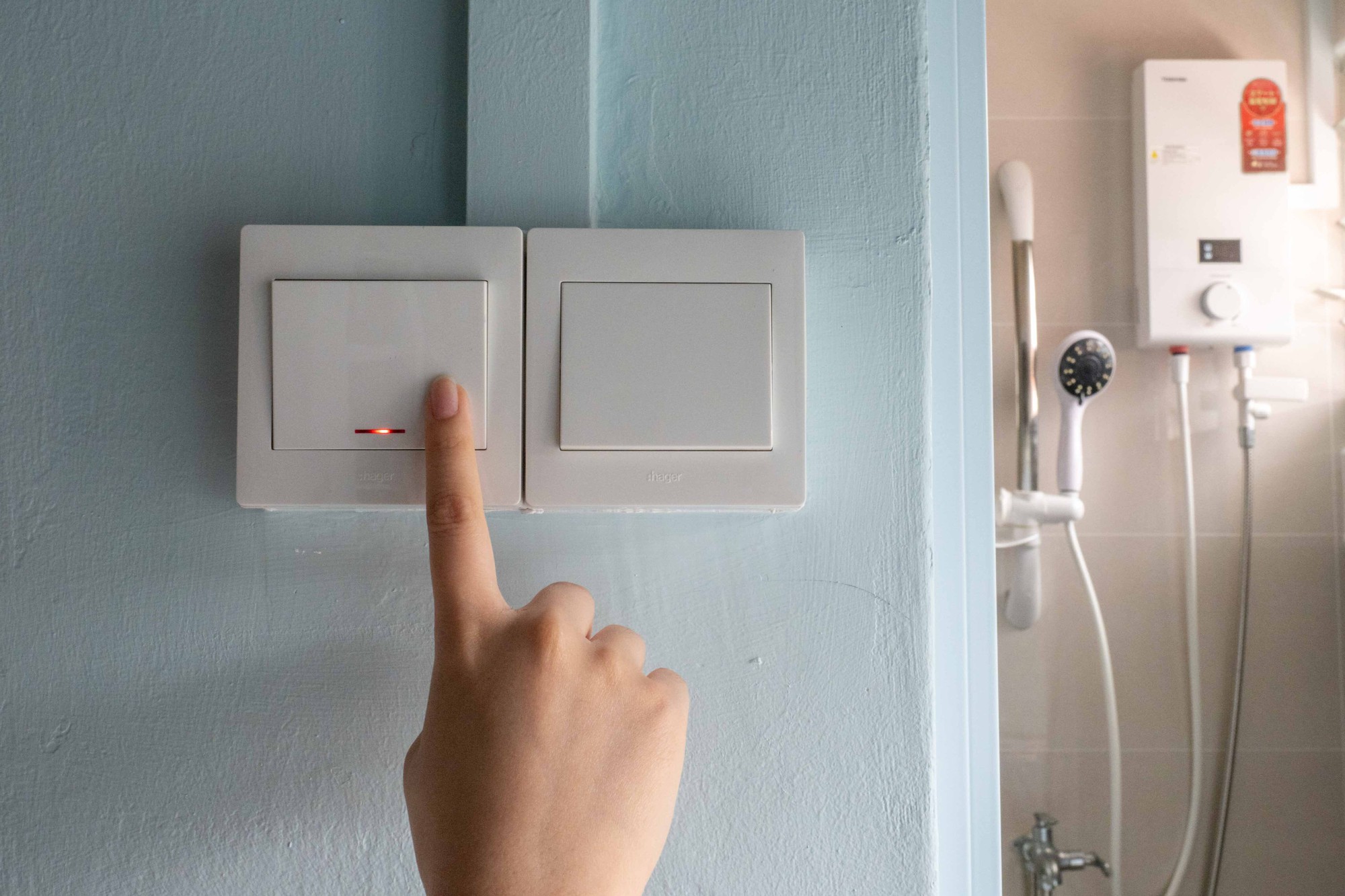 Lắp đặt bình nóng lạnh theo kiểu cũ, gia đình 3 người gặp tai nạn thương tâm - Ảnh 2. Lắp đặt bình nóng lạnh theo kiểu cũ, gia đình 3 người gặp tai nạn thương tâm - Ảnh 2.