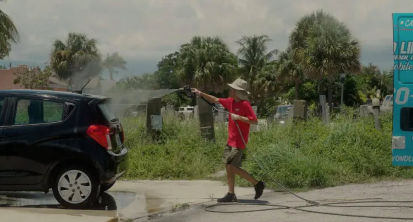 22 tuổi bỏ việc hành chính, kiếm gần 2 tỷ/năm chỉ nhờ lau dọn xe hơi: Quan trọng là chí khí, bằng đại học không phải tất cả! - Ảnh 2.