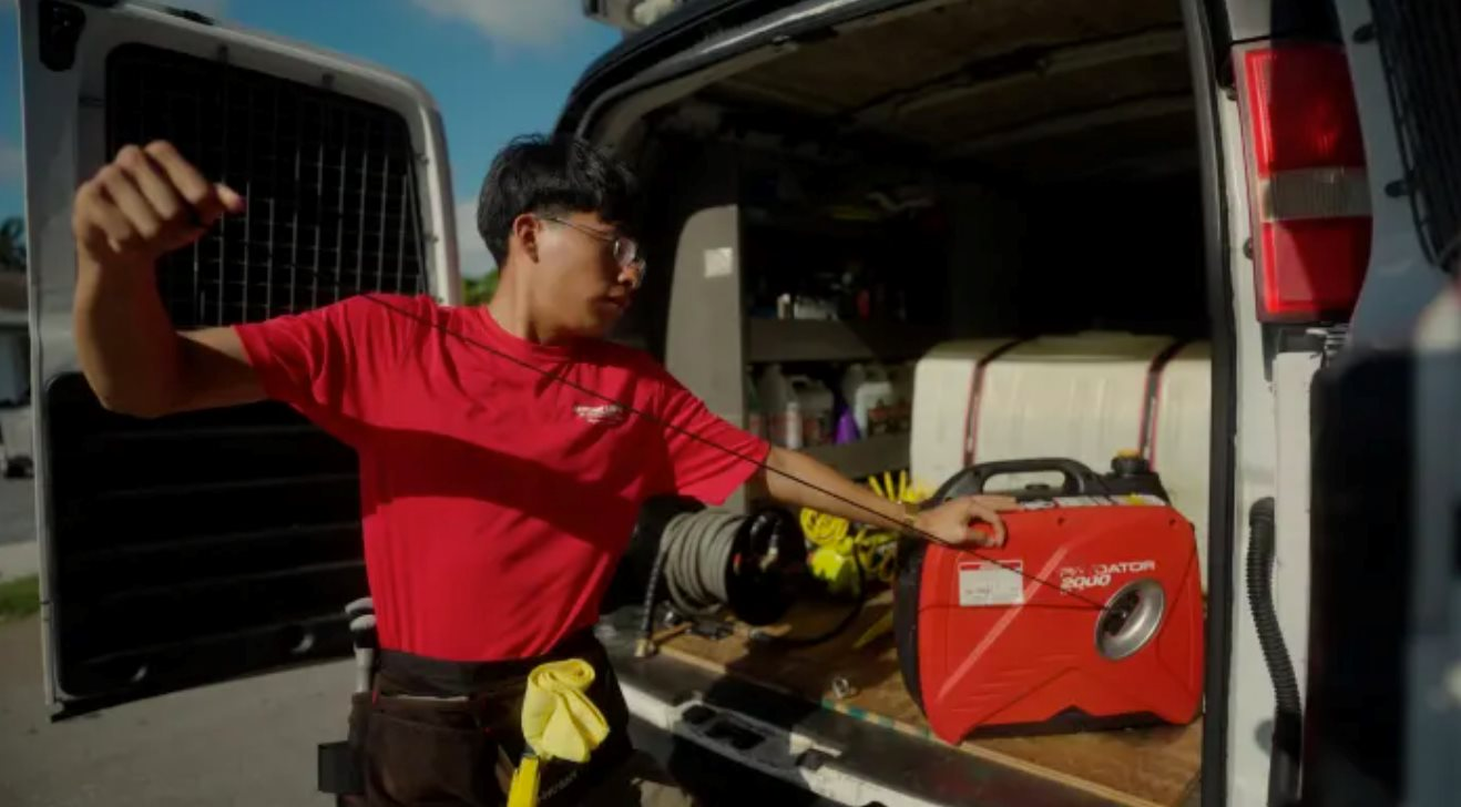 22 tuổi bỏ việc hành chính, kiếm gần 2 tỷ/năm chỉ nhờ lau dọn xe hơi: Quan trọng là chí khí, bằng đại học không phải tất cả! - Ảnh 1.