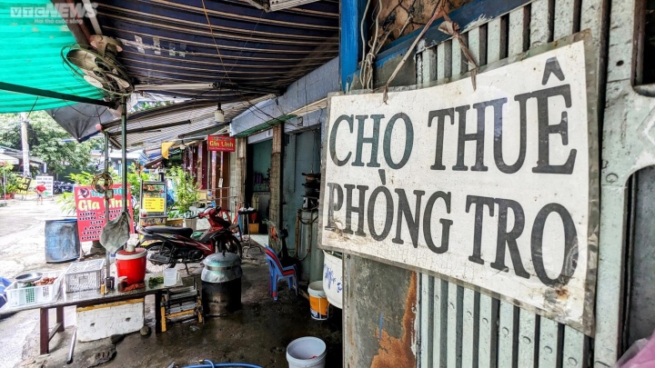 'Thủ phủ phòng trọ' ở TP.HCM vắng vẻ, biển cho thuê phòng bạc màu thời gian - Ảnh 1.