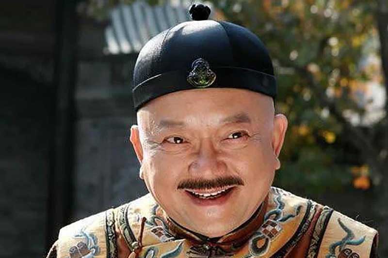 Càn Long viết một chữ, văn võ bá quan nức nở khen chỉ mình Hòa Thân mặt mày tái mét - Ảnh 2.