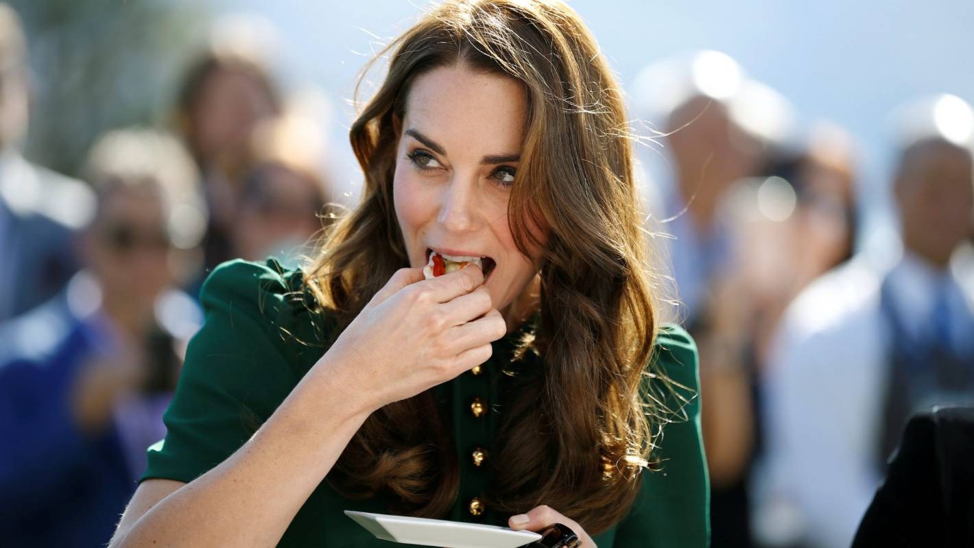 5 điều Vương phi Kate dù muốn nhưng không được phép làm, kể cả món đồ ăn yêu thích cũng phải tránh - Ảnh 3. 5 điều Vương phi Kate dù muốn nhưng không được phép làm, kể cả món đồ ăn yêu thích cũng phải tránh - Ảnh 3.