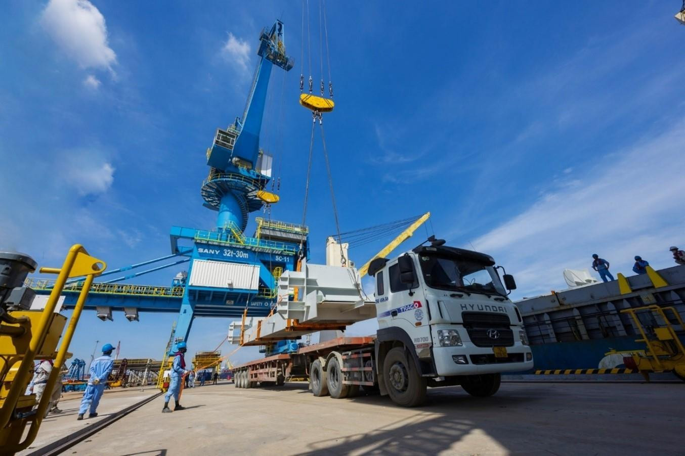 Dự án cảng container quy mô 3.700 tỷ đồng của Hòa Phát chính thức hoạt động bến đầu tiên - Ảnh 1.