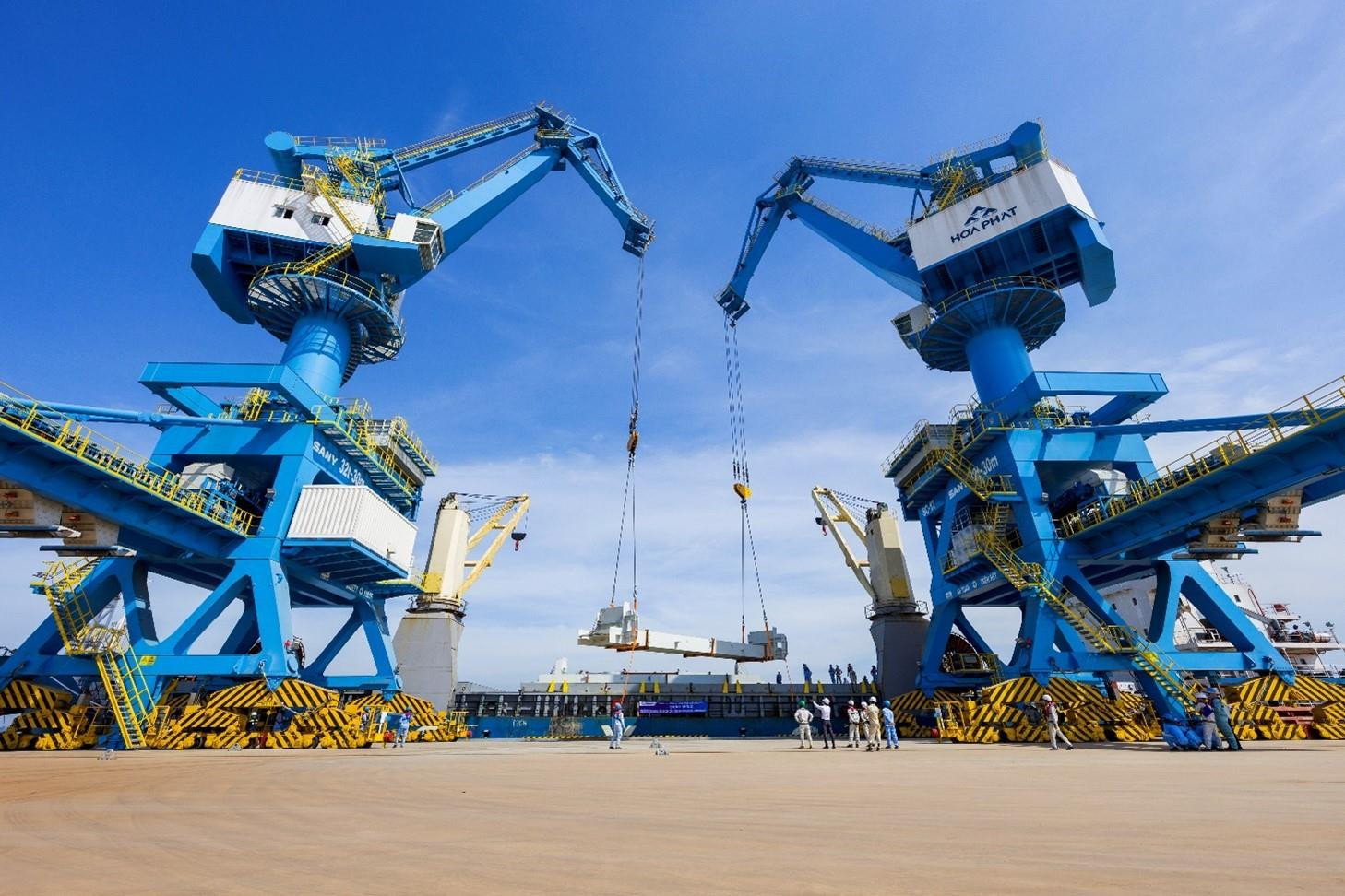 Dự án cảng container quy mô 3.700 tỷ đồng của Hòa Phát chính thức hoạt động bến đầu tiên - Ảnh 2.