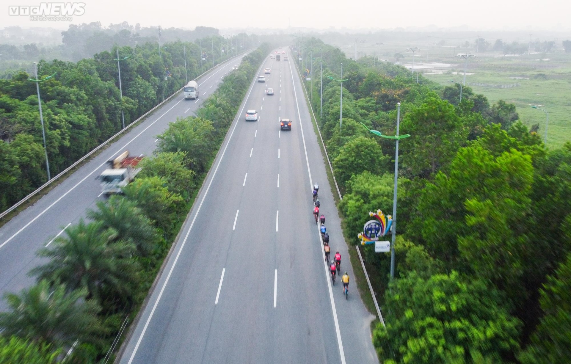 Bất chấp biển cấm, đoàn xe đạp ngang nhiên dàn hàng ngang ở làn đường ô tô - Ảnh 2.