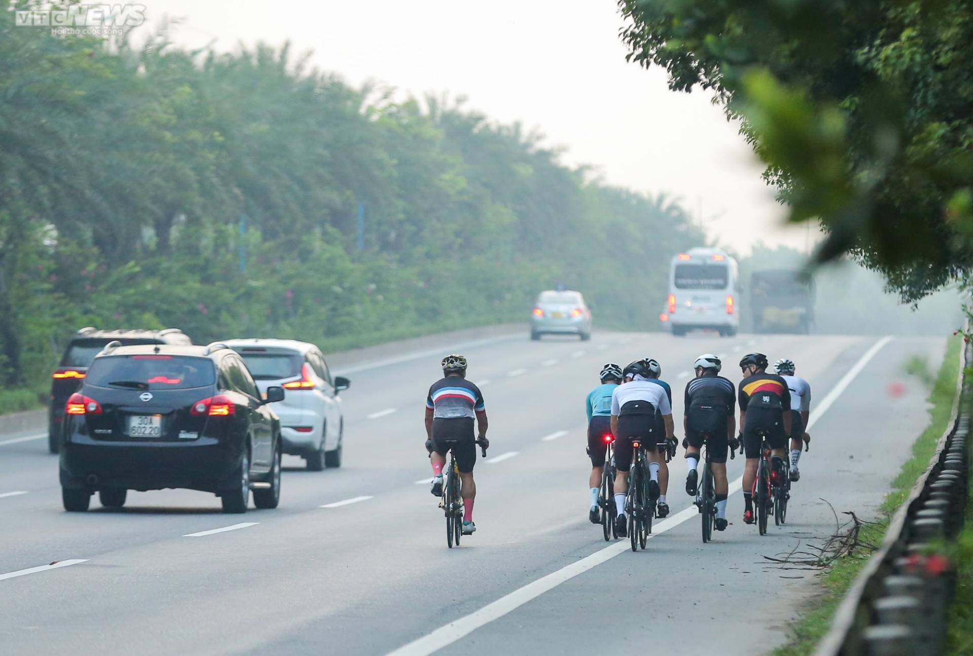 Bất chấp biển cấm, đoàn xe đạp ngang nhiên dàn hàng ngang ở làn đường ô tô - Ảnh 8.