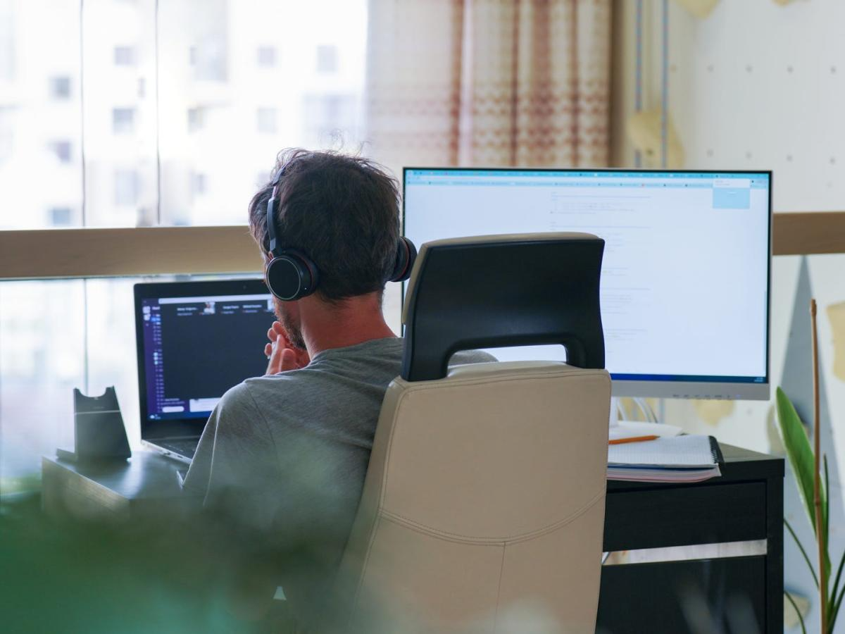 Ảnh Code R Mánh khóe 'trốn việc' giúp coder Gen Z chỉ bỏ 1 giờ/ngày để làm, vẫn ...