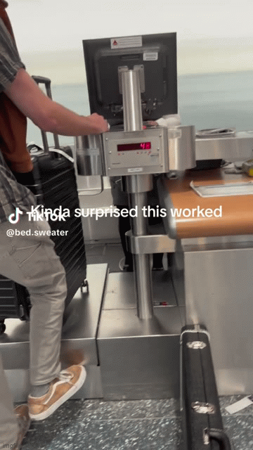 Anh chàng chia sẻ tuyệt chiêu xử lý hành lý quá cân khi đi máy bay, đoạn clip gây sốt với 3 triệu lượt xem - Ảnh 1.