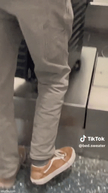 Anh chàng chia sẻ tuyệt chiêu xử lý hành lý quá cân khi đi máy bay, đoạn clip gây sốt với 3 triệu lượt xem - Ảnh 2.