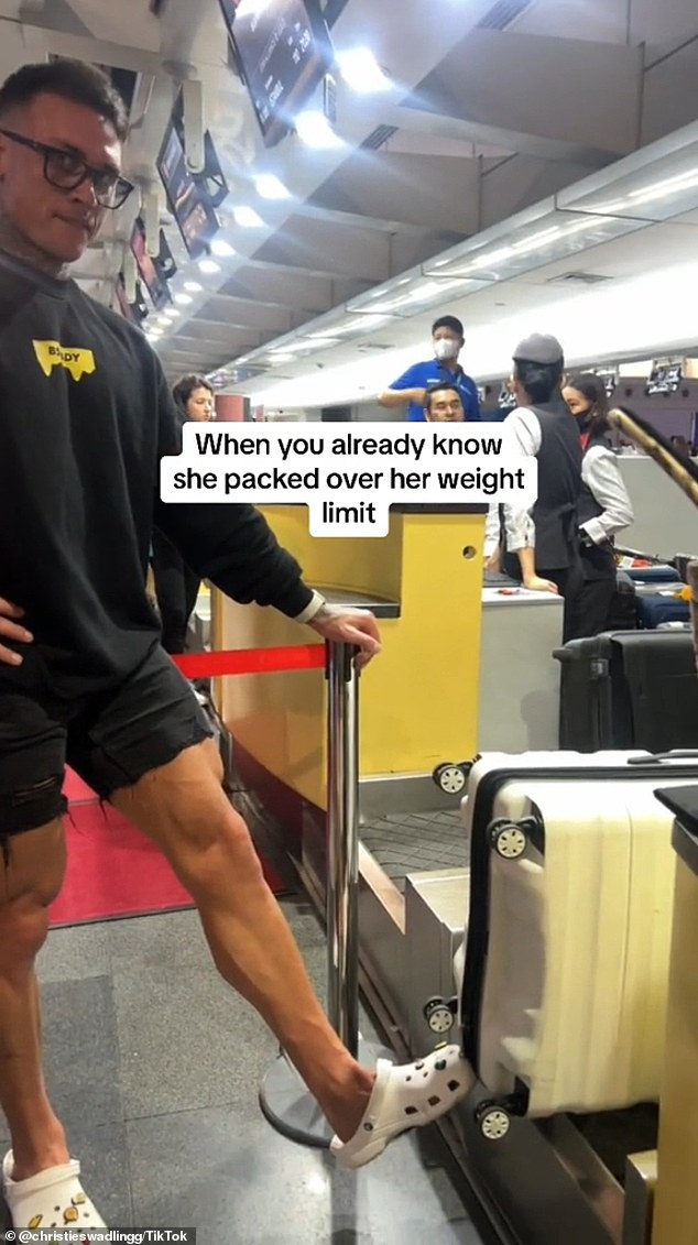 Anh chàng chia sẻ tuyệt chiêu xử lý hành lý quá cân khi đi máy bay, đoạn clip gây sốt với 3 triệu lượt xem - Ảnh 4.