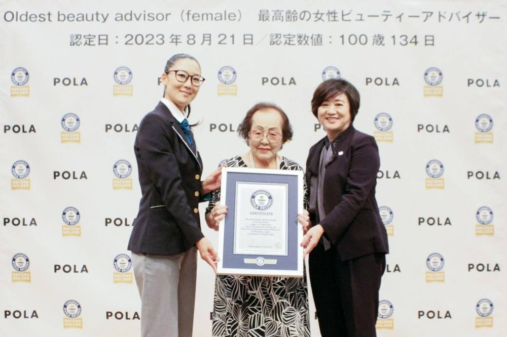 Cụ bà Nhật Bản đạt Kỷ lục Guinness là cố vấn sắc đẹp cao tuổi nhất thế giới, 100 tuổi vẫn chăm chỉ đi 7km/ngày vì một điều ý nghĩa - Ảnh 1.