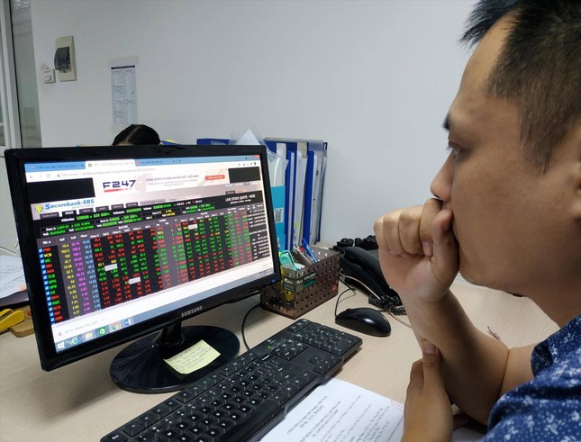 Bán chui cổ phiếu liên tục tái diễn: Cố tình hay sơ suất? - Ảnh 1.