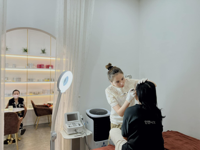 Cuộc sống hiện tại của Hoa hậu Việt từng tuyên bố bị đại gia "gài" bẫy kết hôn: Làm thợ phun xăm, livestream bán hàng nuôi con - Ảnh 4.