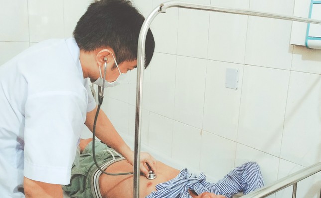 8 người ở Hà Tĩnh bị ngộ độc sau khi ăn tiết canh - Ảnh 2.