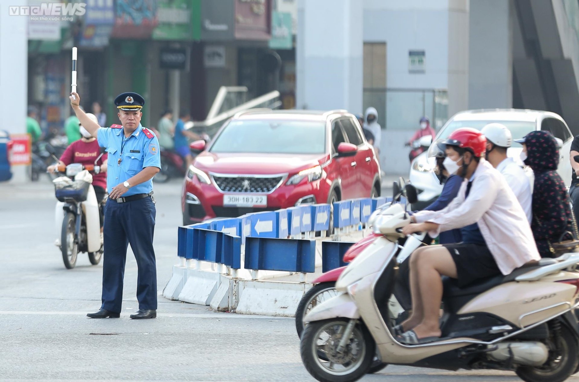 Chưa vào năm học, đường phố Thủ đô ùn tắc khắp nẻo bất kể ngày đêm - Ảnh 7.