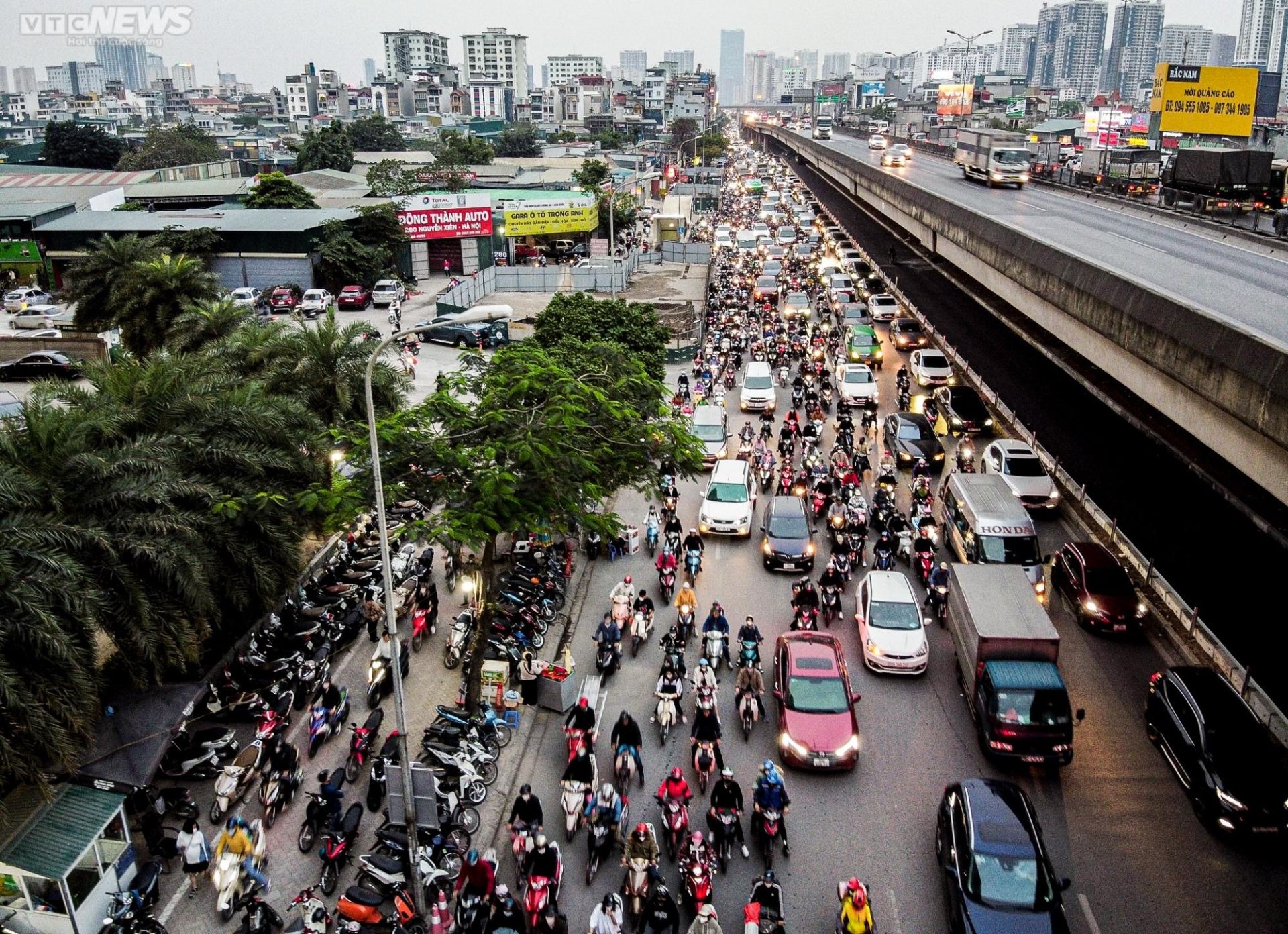 Chưa vào năm học, đường phố Thủ đô ùn tắc khắp nẻo bất kể ngày đêm - Ảnh 22.