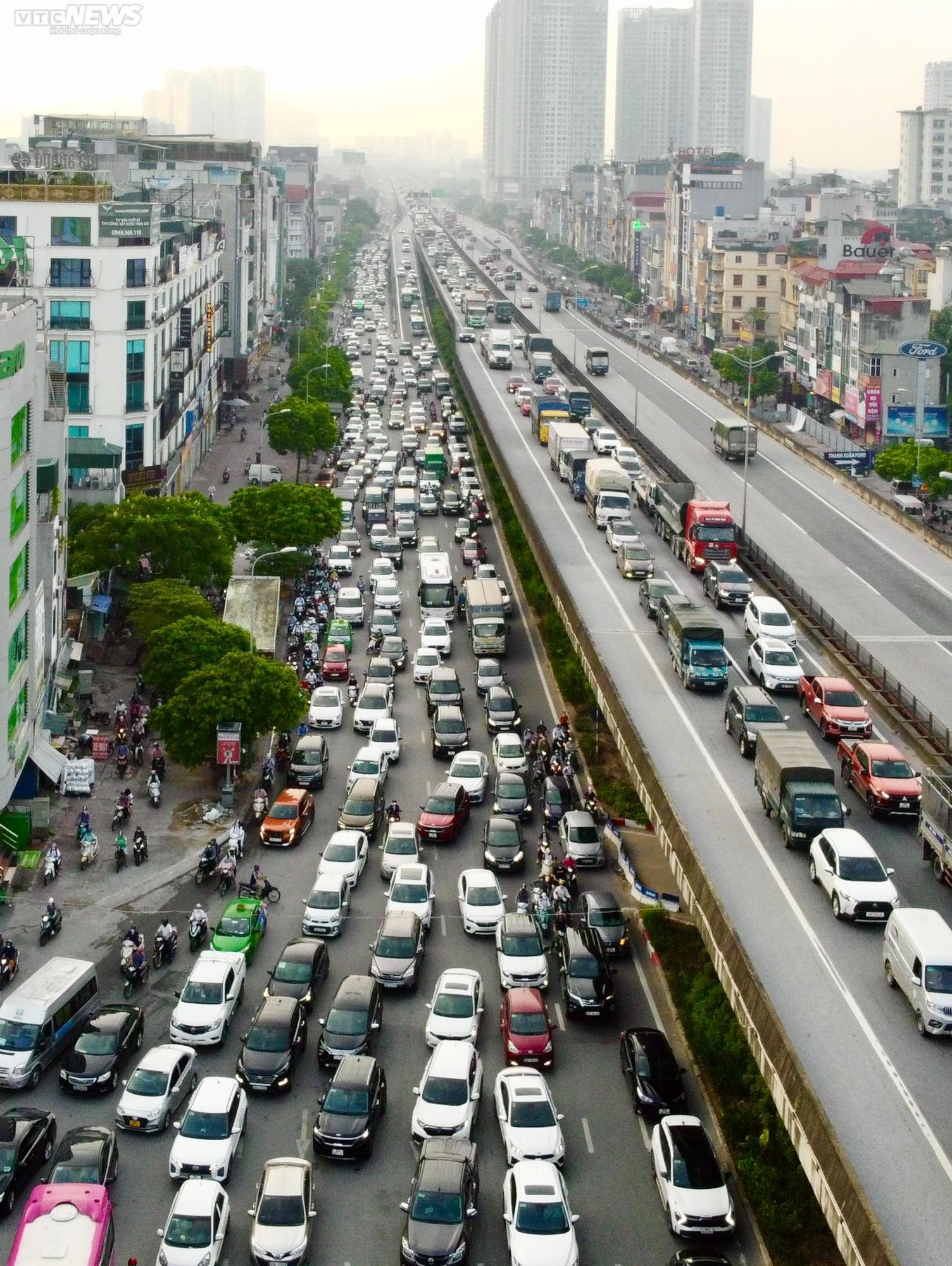 Chưa vào năm học, đường phố Thủ đô ùn tắc khắp nẻo bất kể ngày đêm - Ảnh 3.